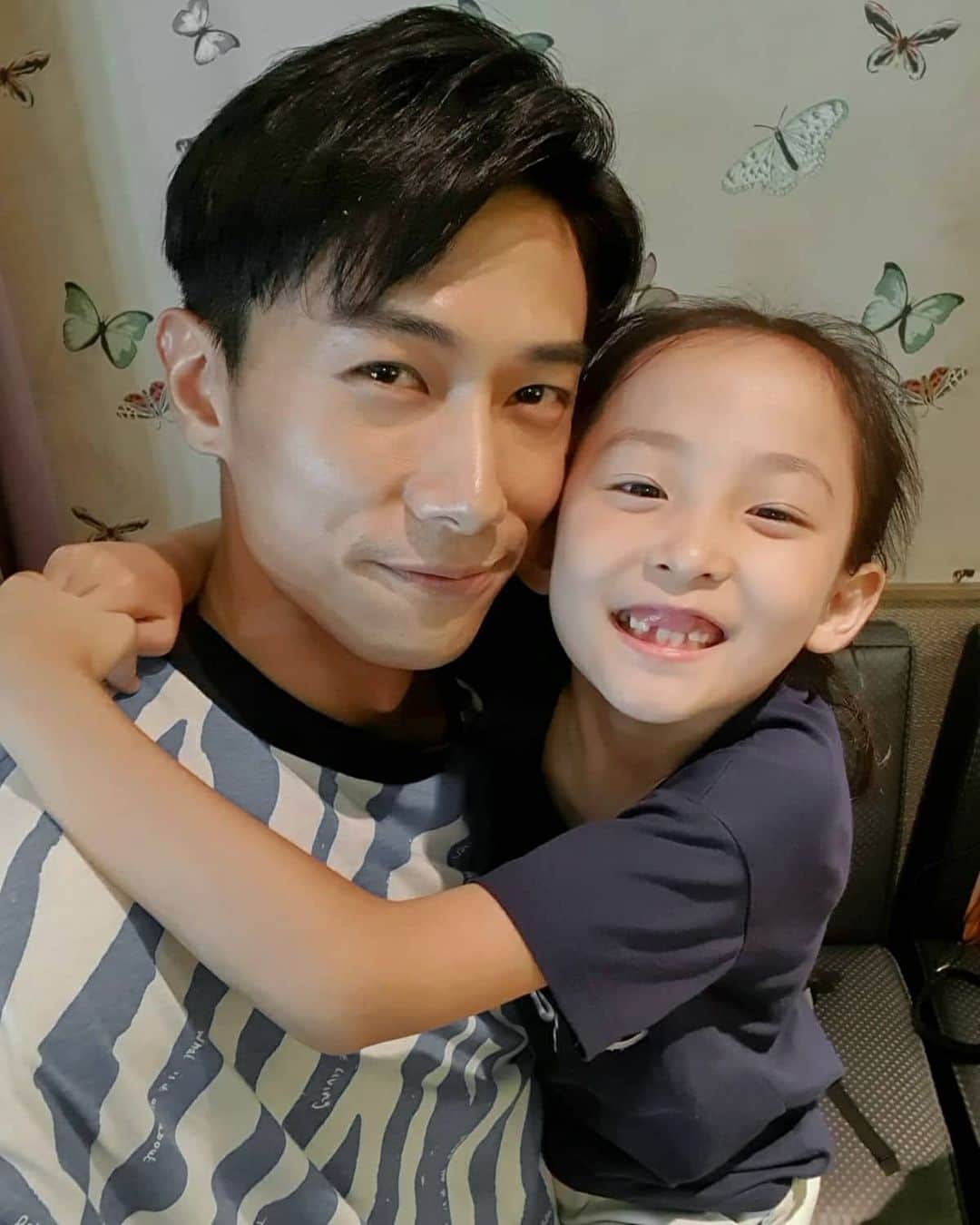 デスモンド・タンのインスタグラム：「她就是我在《因为我喜欢你》的女儿! 我们像父女吗? 👨‍👧My daughter. Not. My youngest co-star in "Falling into You".  My reel daughter is an extremely talented young actor. She was 7 years old when we were working together on the idol drama in Taiwan last year. She could barely read her scripts herself because she couldn't understand most words, however, she could remember all her lines by heart and her performances were on point! That is talent!   #因为我喜欢你 #Fallingintoyou」