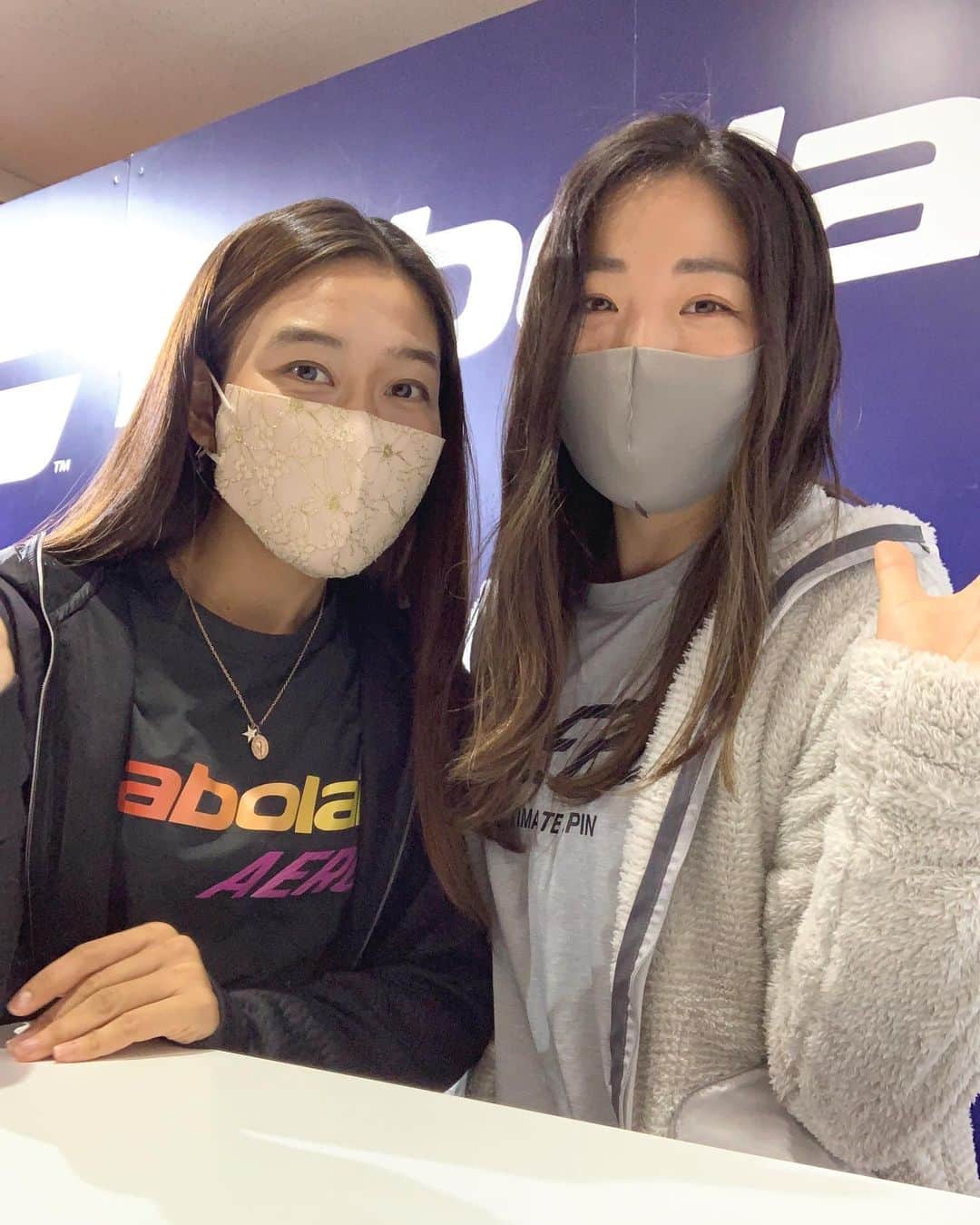 吉冨愛子 のインスタグラム：「昨日今日と二日間、選手の時から今もお世話になっている @babolatjapan バボラの展示会のお手伝いをしてきました😊  たった２日ではほんの一部しか見れないですが、社員の方々の普段は見れない姿を見る事が出来、用具の提供やサポートをして貰える事は当たり前では無いことだなと改めて感じる事が出来ました。 私にとって素晴らしい機会となりました。  そして、いろんな方々に会えてとても楽しかったです🥰🥰🥰  #tennis #padel #badminton #babolat #babolatfamily #babolattennis #babolatpadel #exhibitions #2021 #athlete #nakameguro #テニス #パデル #バドミントン #バボラ #アスリート #女子 #感謝 #展示会」