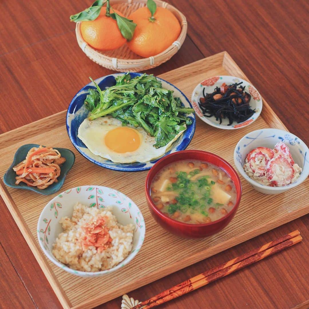 Kaori from Japanese Kitchenのインスタグラム：「目玉焼き定食。春菊のチョレギサラダが簡単美味しい。 ・ こんばんは。今日の朝ごはん。 テレワークになってから 朝昼兼用ごはんを作ってましたが 超久々に朝からちゃんと準備しました。 目玉焼きの付け合わせは春菊のチョレギサラダ。 去年、フォロワーさんに教えてもらって以来 美味しくて我が家の定番メニューになりました。 あの時教えてくださった皆々様、 ありがとうございました。 過去の調味料の分量を再掲しておきますので 参考になれば幸いです。 葉と茎に分けて切ってからボウルに入れて 調味料と和えたら完成。 茎は晩ご飯のキムチ鍋に入れて食べました。 ・ 【薬膳の話】 今日は春菊の話。 独特の香りには副交感神経を優位にしてくれる成分があり、胃腸を活発にしてくれたりリラックス効果があるとされています。 中医学的にみると、この香りが肝に作用して、気の滞りを解消してくれると言われています。イライラしやすい人に◎ ビタミンCやβカロチンが豊富で免疫力を高めたい人にもオススメ。 今日もお疲れ様でした。 ・ ・ ・ 【おしながき】 玄米ごはんと鮭ほぐし 豆腐となめこのお味噌汁 目玉焼きと春菊チョレギサラダ 切り干し大根 ひじきの煮物 チーズケーキ風いちごの白和え ・ ・ ・ ・ 2020.12.8 Tue Hi from Tokyo! Here’s Japanese brunch:Brown rice w/ salmon flakes, miso soup, sunny side up egg w/ green salad, simmered hijiki seaweed, simmered dried radish, dressed strawberry, tofu, and mascarpone cheese. ・ ・ ・ #Japanesefood #breakfast #朝ごはん #おうちごはん #早餐 #薬膳 #うつわ #自炊 #家庭料理 #一汁三菜 #やちむん #和食 #佐藤もも子」