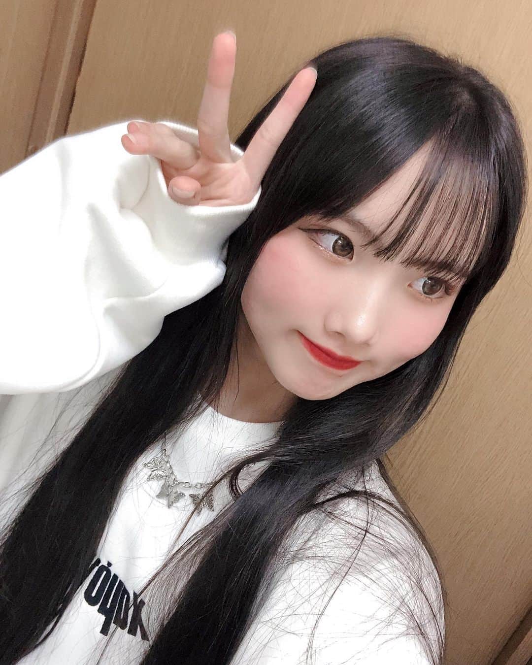 中野みやびのインスタグラム：「自撮りりりり  #自撮り #ピース #自分 #peace #white #long #女子 #girl #冬 #winter #コーデ #code #中野みやび #みやび」