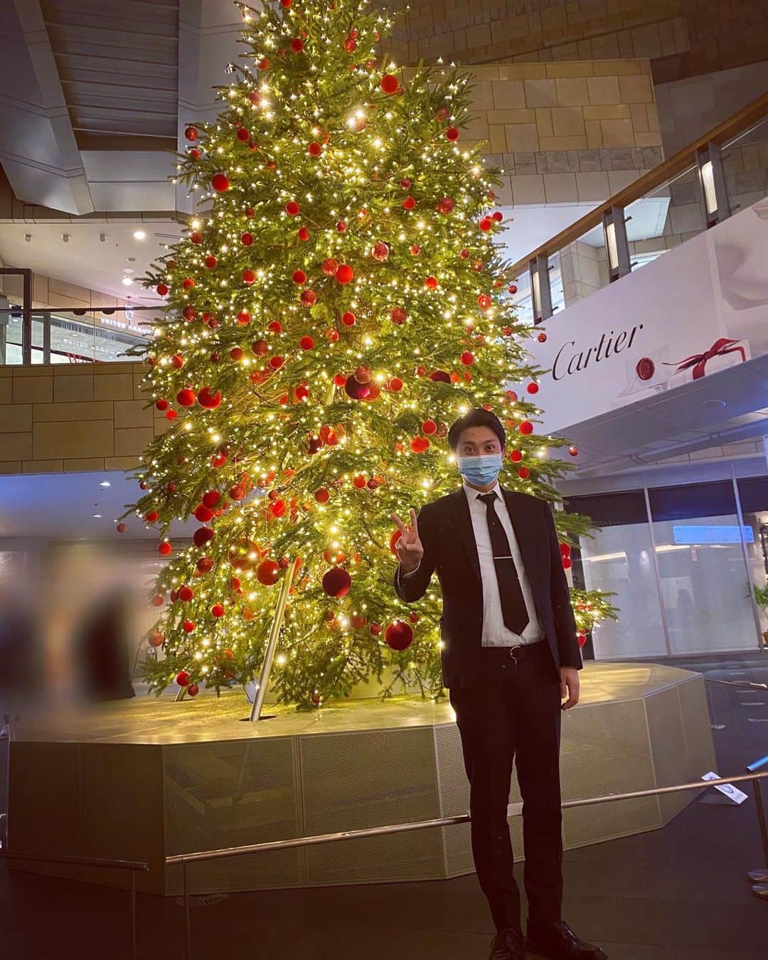 牧野紘二のインスタグラム：「もー師走。 #師走 #メリクリ #12月 #クリスマスツリー #ツリー #六本木 #六本木ヒルズ #バー #BAR #TUSK #お腹出すぎ #良いお年を #カウントダウンします #人来るのかな #誰も来なくてもやるけど #ドラムでも叩こうかしら」