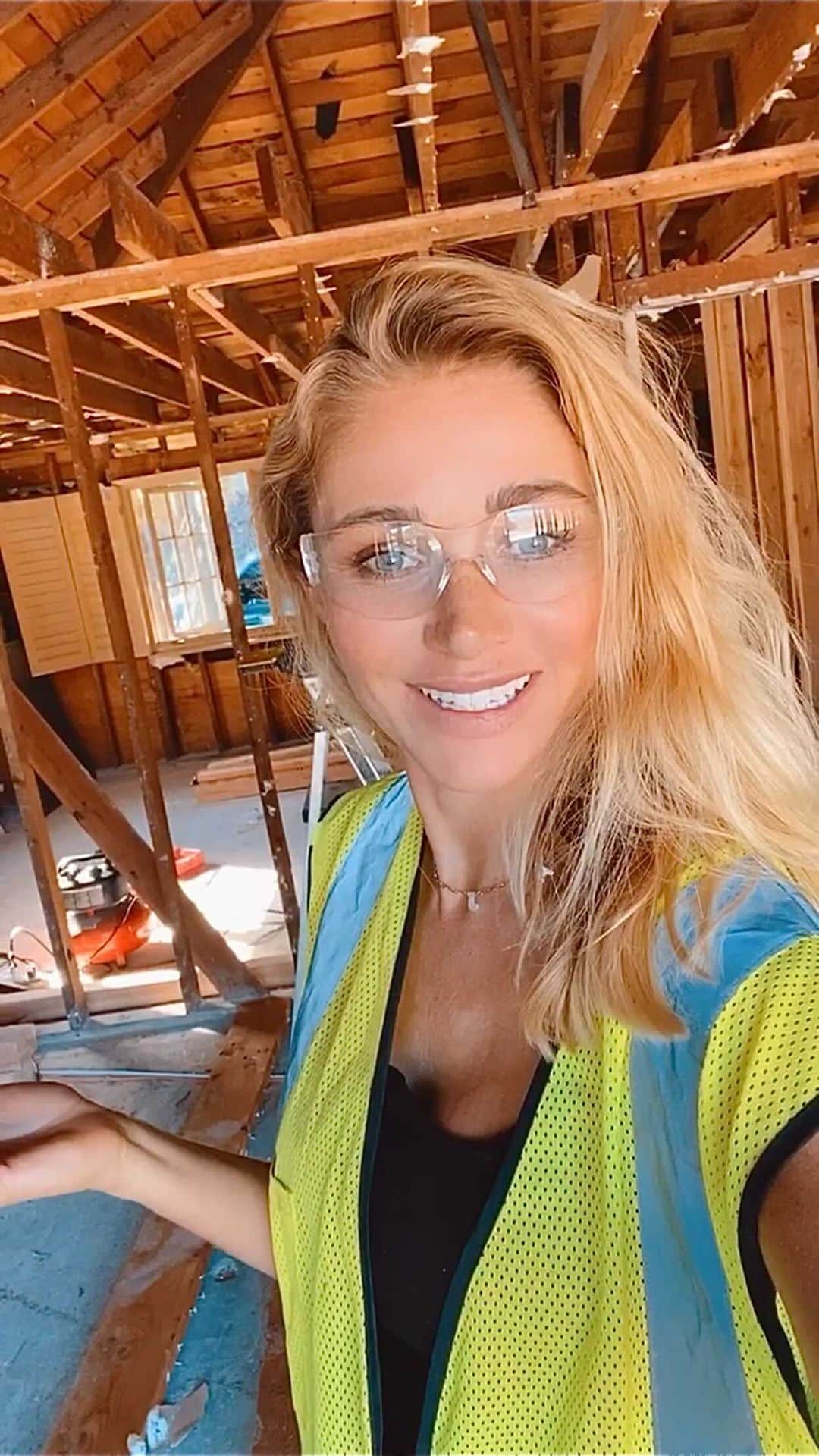 アリッサ・ジュリア・スミスのインスタグラム：「Two months since we broke ground and already such a huge transformation! Plus, I finally got my hands on some power tools! Cannot wait to be hosting our friends and family in our new abode in 2021. ✨  Still waiting on my call from @hgtvhome 👷🏼‍♀️  #homesweethome #homerenovation #homemakeover #remodel #customhomes #demolition #renovation #homeimprovement #construction #beforeandafter #renovationproject #newhome #hgtvdreamhome #hgtv  song credit- Britney Spears」