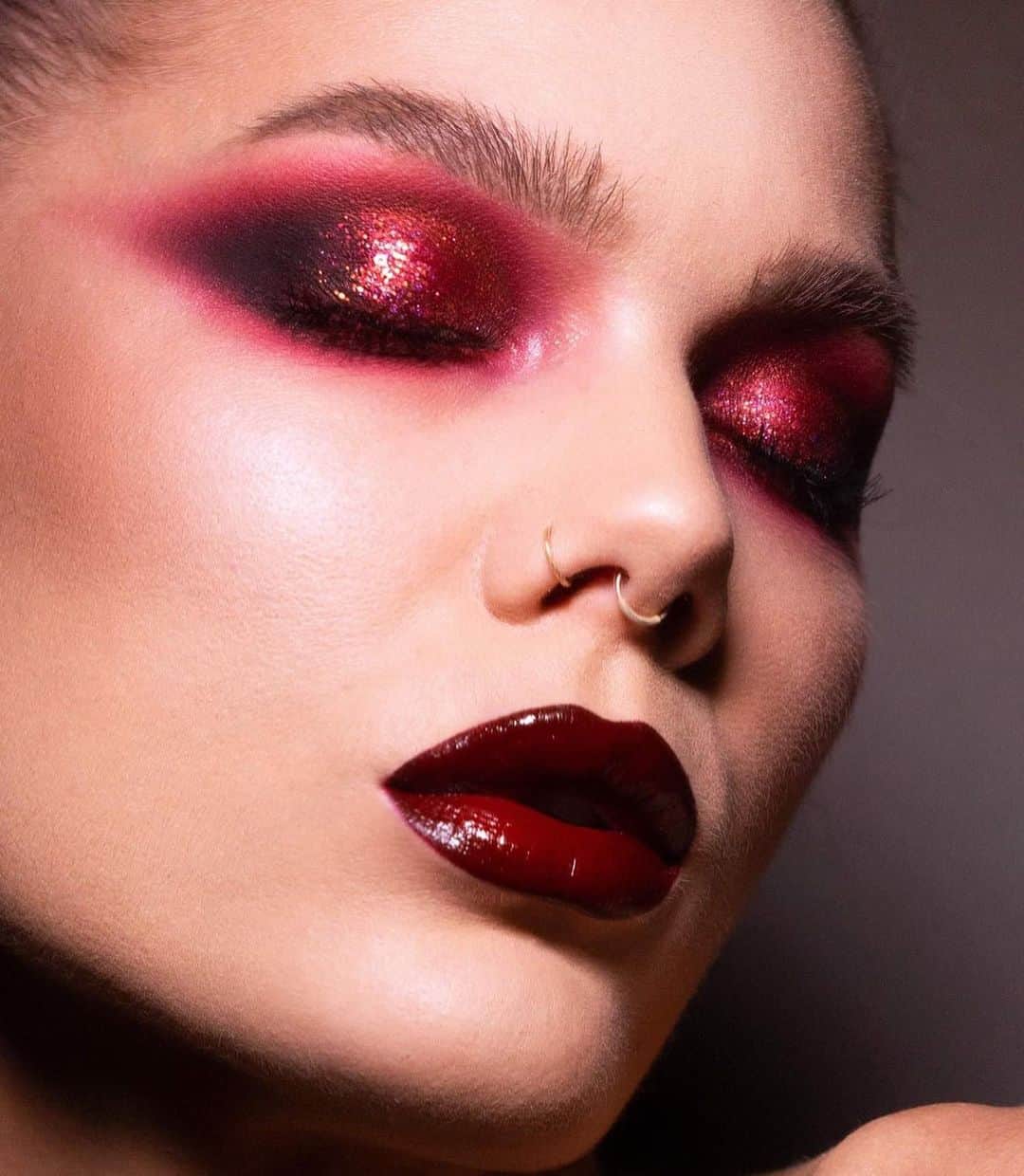 Linda Hallbergさんのインスタグラム写真 - (Linda HallbergInstagram)「Day 9: Ruby #crystalmakeupchallenge And with this look I will wrap up this challenge 😉 It’s been so much fun sharing all these looks with you! Big thanks to all you who joined me in this, you all killed this challenge and you have inspired me so much⭐️ Can’t wait for the next one starting already tomorrow 😍 are you in? #4decadesofmakeup」12月9日 3時29分 - lindahallberg