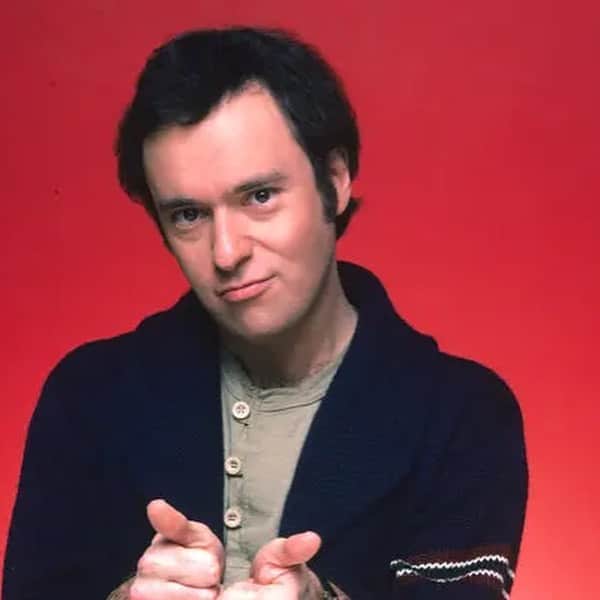 レスリー・フェラのインスタグラム：「Squiggy!! So sad to hear that David L. Lander passed away two days ago. He, MIchael McKean, and the entire L&S cast brought me untold hours of happiness as a child. I watched EVERY single episode. They helped teach me comedy. They influenced so many - I think of MIchael Richards’ Kramer who borrowed shamelessly from the infamous Lenny & Squiggy entrances. Thank you, David, for all of the laughs. #ripsquiggy」