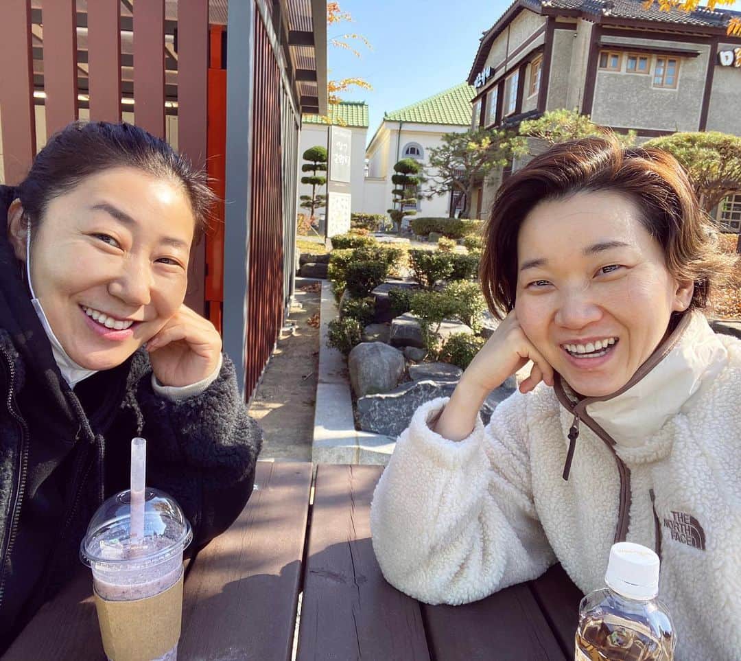 チャン・ユンジュのインスタグラム：「영화 시민덕희의 촬영을 무사히 마치며. 💜💋🌷 항상 즐겁고 든든 했던 덕희 언니와 기분 좋게 아침 산책을 했던 어느 날.  #모든스탭배우분들수고많으셨어요 #웃음이끊이지않았던현장그리울거예요  #영화시민덕희  #덕벤져스」