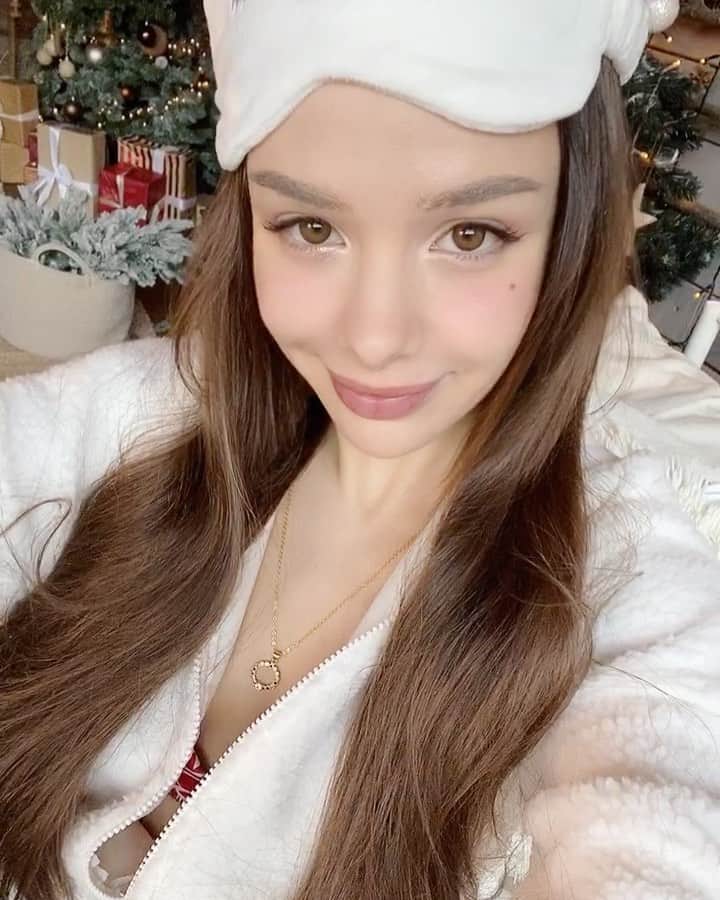 Maria Wayのインスタグラム：「сейчас снимаем кое-что волшебное 🎄🔮 отгадайте, что изменилось?🤫」