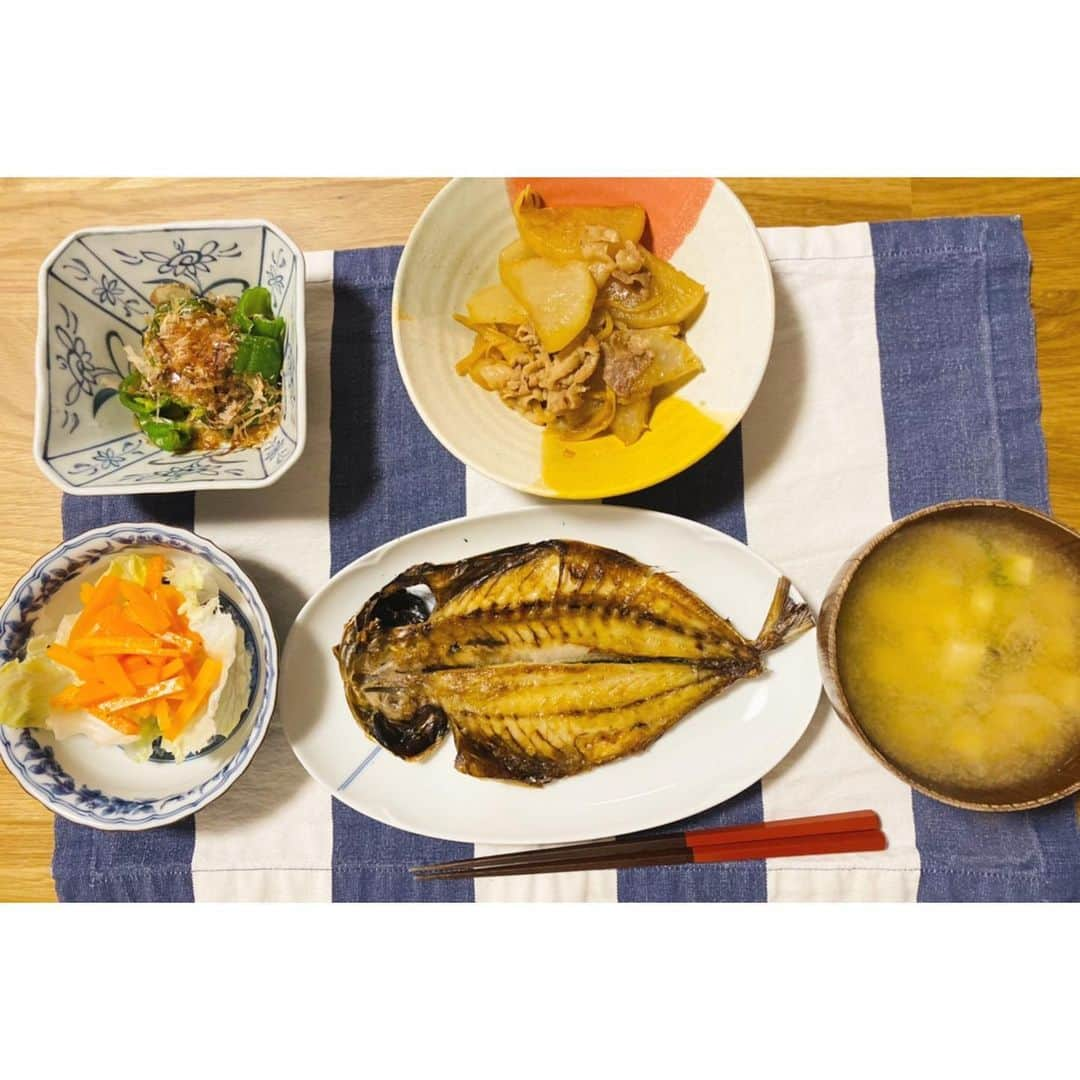 納富有沙のインスタグラム：「. Today's Dinner😋🍴💓 . . . 久しぶりの #とみーずキッチン 👌💫 今日は アジの干物 豚バラ大根 ピーマンのおひたし キャロットラペ風サラダ しめじとお豆腐と大根の葉のお味噌汁 でしたー！ 今日も美味しくできました🙆‍♀️💗 . . .  #cooking #cookingram #cookingathome #dinner #dinnertime #japanesefood #japanese  #japan #usa #actress  #クッキングラム #クッキング #おうちごはん #おうちご飯 #手作り #夜ご飯 #夜ご飯記録 #定食 #アジの干物 #豚バラ大根  #とみーずキッチン」