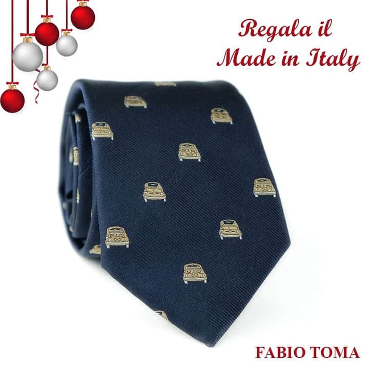 のインスタグラム：「Unmistakable design. Most popular car on most elegant tie.   https://www.fabiotoma.com/store/product/cravatta-aurum-fiat-500/  #xmas2020 #fashion #italy #style #mrket #pittiuomo #nyc #instagood #handsome #girlinsuit #pitti #suitedup #fabiotoma #camicie #cravatte #foulard #sciarpe #cinture #gilet #Pantaloni #Completi #tshirt #bracciali #classywomen  #tie #giftsideas #goftsforhim」