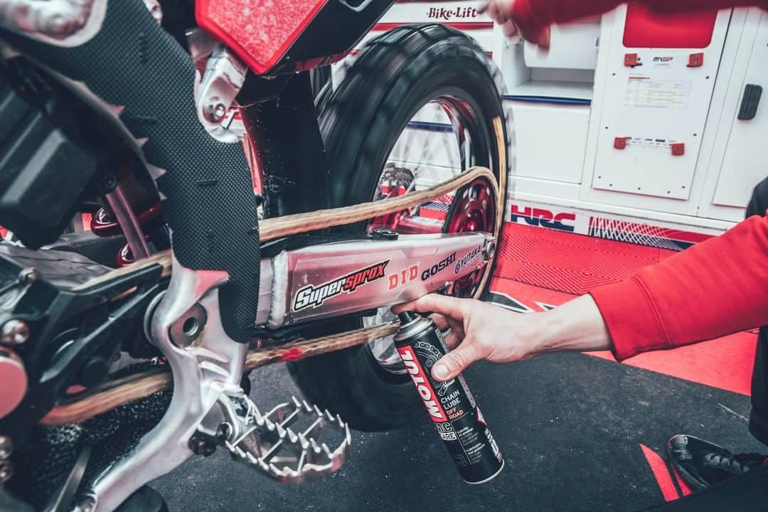 MOTUL Japanさんのインスタグラム写真 - (MOTUL JapanInstagram)「【皆さんチェーンのメンテナンスしてますか？】 . Motulは皆さんの用途に合わせたチェーン用ケミカルをラインナップしています。 . ・公道～サーキットまで対応する強粘着・無色のCHAIN LUBE ROAD . ・オフロード・トライアルで威力を発揮する低粘着・蛍光黄色のCHAIN LUBE OFF ROAD . ・ハイレスポンスを実現する潤滑性の高いボロンを配合し、極圧性に優れた中粘着・白色のCHAIN LUBE FACTORY LINE . ・白色・ペースト状で水や塩にも強く耐久性が高いCHAIN PASTE . ・強粘着のルブやペースト、泥、油も容易に落とす事が出来るCHAIN CLEAN . 全ての製品がO/X/Zリングのチェーンに対応しています。 . 定期的にチェーンのメンテナンスを行う事でチェーンやスプロケットの持ちが良くなりツーリングもより快適になりますよ!! . 写真はMXGPでMotulがサポートするTeam HRC!!! . #motul #MotulJapan #PoweredbyMotul #teamhrc #hrc #crf450rw #crf450r #hondacrf450 #hondacrf450r #mxgp #mx #モトクロス #モトクロス世界選手権 #offroad #モトクロス好きな人と繋がりたい #モータースポーツ好きな人と繋がりたい #バイク好きな人と繋がりたい #レース好きな人と繋がりたい #オートバイ好きな人と繋がりたい #チェーンルブ #チェーンオイル #チェーンメンテナンス #メンテナンス #オートバイ #モーターサイクル」12月8日 22時00分 - motuljapan