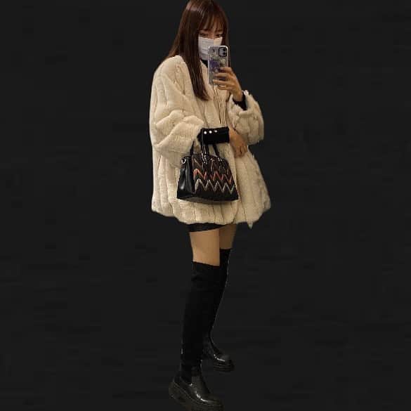野島樺乃のインスタグラム：「#dailylook   #冬服 #ファーコート #私服 #アウター #名古屋 #栄 #follow #followｍe  @whidy.official」