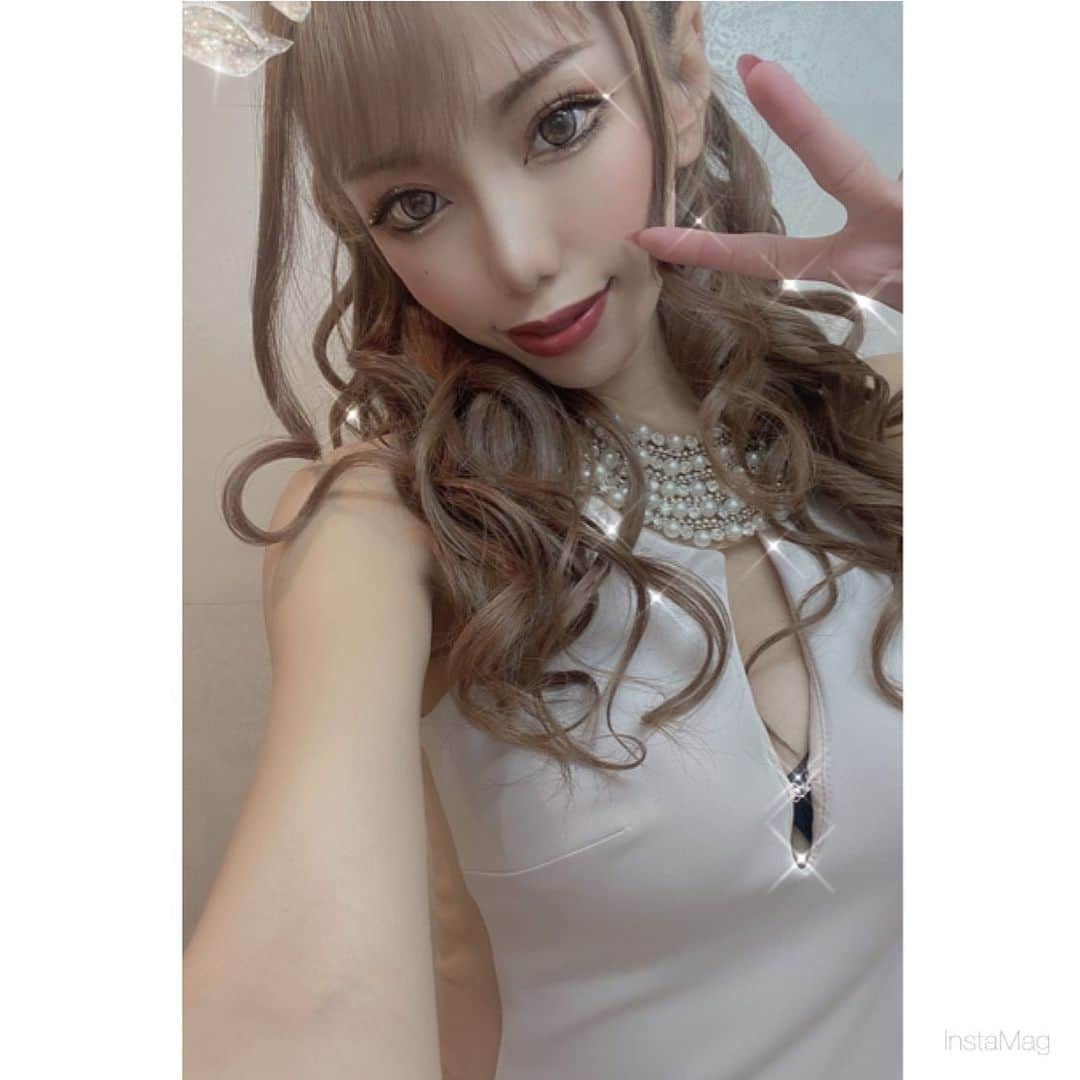 あゆかのインスタグラム：「顔違いすぎてビビるんご。 12月まだまだ暇だけど頑張るンゴ😤  .  .  .  #千葉キャバクラ#千葉富士見キャバ嬢#千葉富士見町キャバ嬢#千葉富士見キャバクラ#arドレス#ジュエルズドレス#オンラインキャバクラ#ファッション好きな人と繋がりたい#ヘアメイク#お家スタイル#息してる？#followｍe4 #follow4like#followtrain」