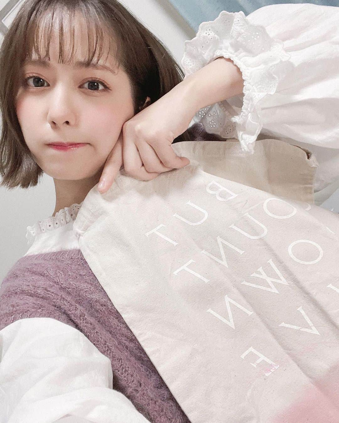 前田美里さんのインスタグラム写真 - (前田美里Instagram)「#櫻坂46 デビューカウントダウンライブ。 ライブビューイングしてきました🌸 . ついにデビューかぁ。3人のセンター楽曲が全然色が違くて、そして全ての楽曲が前向きになれる。そんな曲が多かったです。  #櫻坂46 デビューおめでとうございます🌸 これからもついていきます。  トートバッグGETしたよ😌 . .  #櫻坂46デビューカウントダウンライブ #sakurazaka46 #ライブビューイング #櫻坂46好きな人と繋がりたい #アイドル #ヲタク  #photo #ファインダー越しの私の世界 #被写体 #写真好きな人と繋がりたい  #おうち時間 #stayhome #写真 #フォロー #フォロワー募集中  #idol #fashion #wedding #japanesegirl #follow #followme #좋아요 #팔로우미 #팔로미 #오오티디」12月8日 22時03分 - maeda_misato