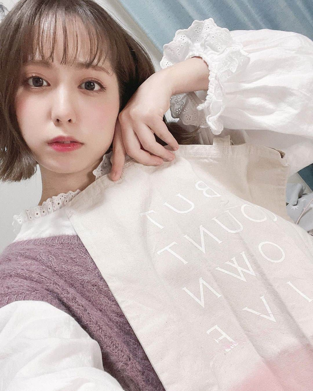 前田美里さんのインスタグラム写真 - (前田美里Instagram)「#櫻坂46 デビューカウントダウンライブ。 ライブビューイングしてきました🌸 . ついにデビューかぁ。3人のセンター楽曲が全然色が違くて、そして全ての楽曲が前向きになれる。そんな曲が多かったです。  #櫻坂46 デビューおめでとうございます🌸 これからもついていきます。  トートバッグGETしたよ😌 . .  #櫻坂46デビューカウントダウンライブ #sakurazaka46 #ライブビューイング #櫻坂46好きな人と繋がりたい #アイドル #ヲタク  #photo #ファインダー越しの私の世界 #被写体 #写真好きな人と繋がりたい  #おうち時間 #stayhome #写真 #フォロー #フォロワー募集中  #idol #fashion #wedding #japanesegirl #follow #followme #좋아요 #팔로우미 #팔로미 #오오티디」12月8日 22時03分 - maeda_misato