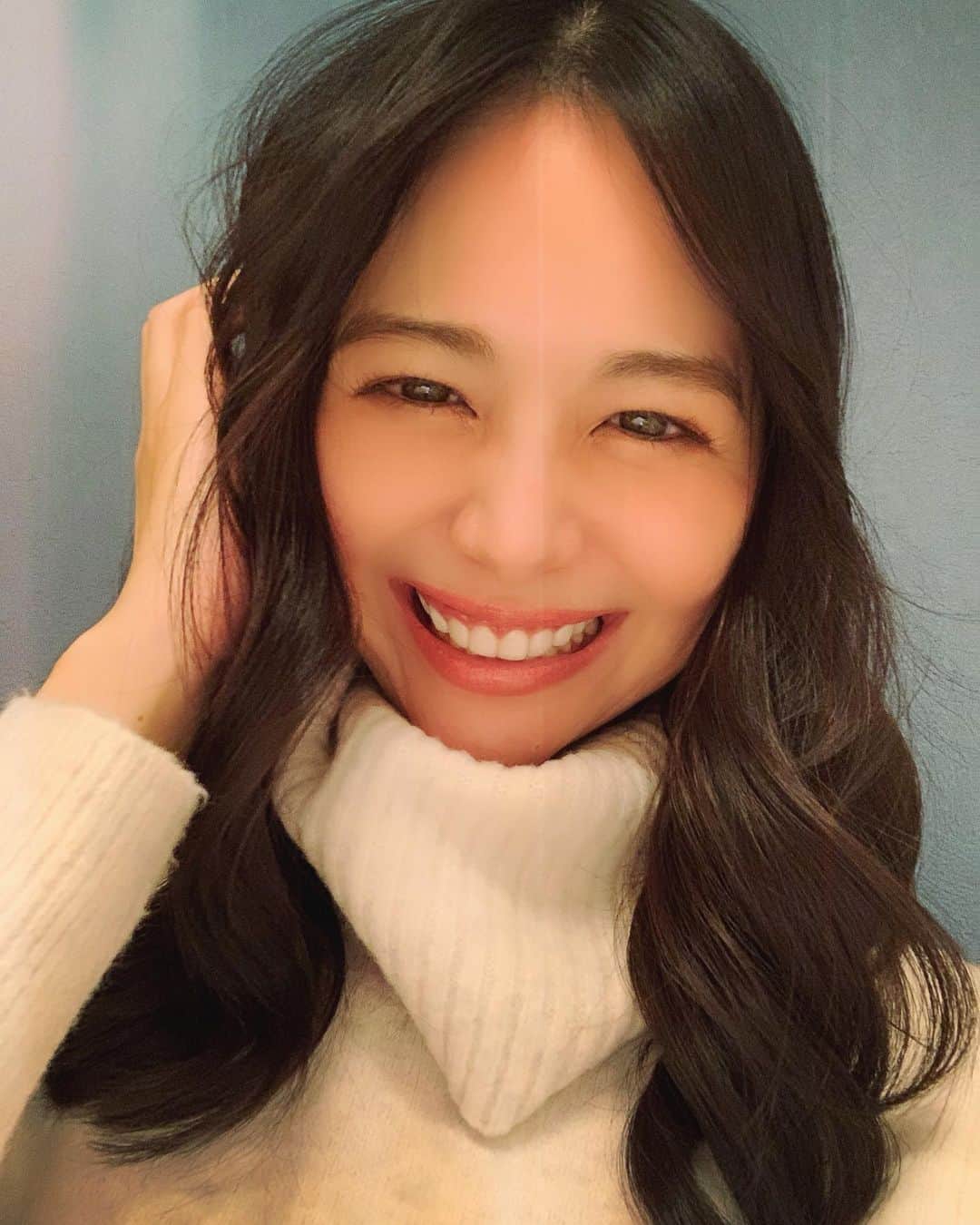 のインスタグラム：「. . ヘアカラーとトリートメント してきました。 今回も @reihi1018  ありがとうございます。 . . すぐにカラーが抜けてしまうので かなり暗くして頂きました。 . 昔は明るいカラーの方が似合う と周りによく言われたのですが... 最近は夫に 暗い方がいいね と言われるので、 年齢で似合うカラーも変わるんだな と思うこの頃です。(何の話) . . 久しぶりに こんなに髪伸ばしたなぁ。 このまま伸ばすか ばっさり切るか 全く定まりません！ . . . #ヘアカラー#ヘア#トリートメント#hair#haircolor#me#salon#model is」
