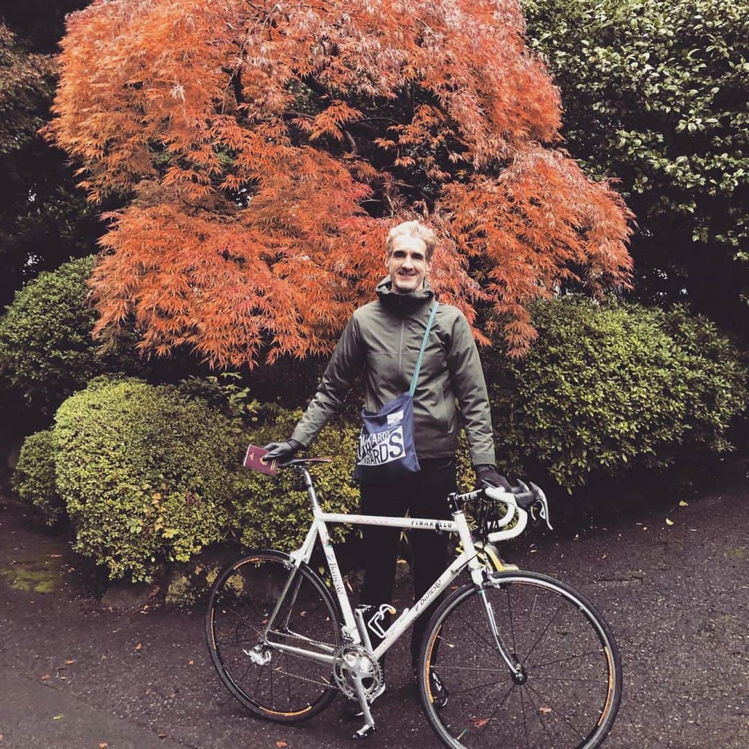 フローラン・ダバディーさんのインスタグラム写真 - (フローラン・ダバディーInstagram)「一生の思い出❣️ツールドフランス5連覇のレジェンド、あのミゲル・インドゥラインが実際に使った自転車に乗って #japanvintageride2020 に参加しました。ゴールは東京有数の日本庭園 イタリア大使公邸🇮🇹 It is still a flamboyant autumn in Japan, what a season to enjoy riding #miguelindurain ‘s #banestocyclingteam real machine of 1996 thanks to Dottore Eguchi of #corsacorsa. 🚴🏼🚴🏼‍♂️🚴🏿‍♀️🥇」12月8日 22時07分 - florent_dabadie