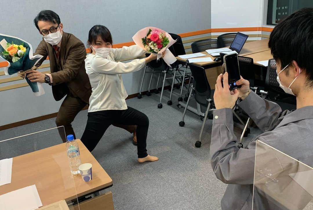 一平（Gパンパンダ）さんのインスタグラム写真 - (一平（Gパンパンダ）Instagram)「ラジオ生放送っぺー﻿ ﻿ 「シューカツHANGOUT！』﻿ 200回記念生放送楽しかったああああ！！﻿ ﻿ 就活のラジオ番組！月一レギュラーです！﻿ ﻿ 今回は、シューハンファミリー全揃いで、﻿ 大喜利ありコントありお悩み相談ありの、﻿ 盛り盛りスペシャル！！﻿ おとはす神だった😭﻿ ﻿ リスナーの皆様、ラジオNIKKEIの皆様のお陰様です！！﻿ ﻿ な、な、なんと！！﻿ 来週も5人での放送！！！﻿ スペシャルな試みもっっ﻿ ﻿ radikoで見逃し配信ぜひ！！﻿ urlはTwitterに載せてますっっ﻿ ﻿ ==﻿ ﻿ ゲーム実況してます！﻿ 「ゲームっぺー」で検索してください🧚﻿ ﻿ #Gパンパンダ #芸人 #お笑い芸人 #素敵マン﻿ #おしゃっぺー #おしゃれないっぺーのことさ﻿ ﻿ #ps5 #スパイダーマン #プレステ5﻿ #マイルズモラレス﻿ #ゲーム実況 #ゲームっぺー﻿ ﻿ #大喜利は鬼でした﻿ #フィロソフィーのダンス #フィロのス﻿ #石井てる美 #モザイクワーク﻿ #おとはす #十束おとは #神﻿ #cdさんにもらいましたこれはすごい﻿ #シンプルに僕はSpotifyでお気に入り登録済みでした﻿ #みんなもきいてね﻿ #シューハン　#ラジオNIKKEI」12月8日 22時07分 - gpanpanda_ippei