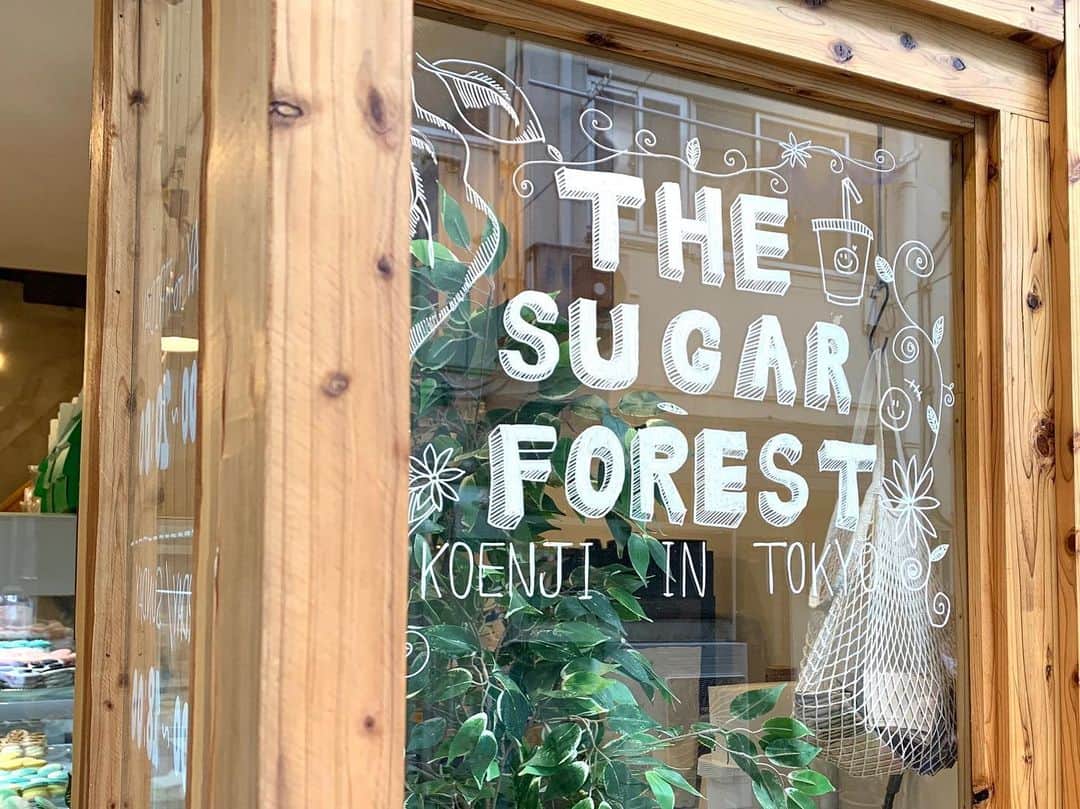 POCHIのインスタグラム：「THE SUGAR FOREST☕️ #thesugarforest #macaron #coffee #cafe #koenji #高円寺 #高円寺カフェ」
