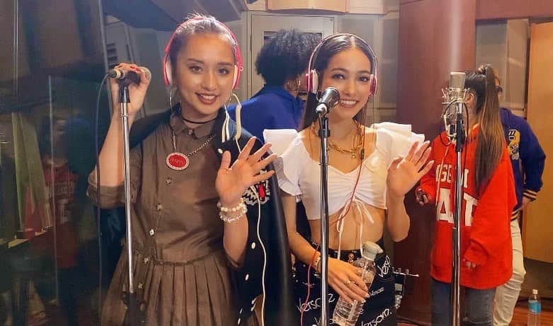 TANAKA ALICEのインスタグラム：「皆さん〜‼︎ スタジオセッションライブの動画が昨日からYouTubeでアップされましたが皆さんチェックしていただけましたか⁇😉 今年はコロナでパフォーマンスが出来なかったのでビデオを通して皆さんに思いをサプライズで届けれたらと思い動画を作らさせていただきました！ パフォーマンスをしながらスタジオでビデオをまわすのは初めての試みでしたが、ひたすら歌う事だけに集中して歌っているので顔が常にすんごい事になりながら歌ってますが、皆さんに歌の思いが届くように必死に心込めて歌ってるのでまだ観ていない方は是非時間がある時に聞いてくれてたら嬉しいです！❤️ 2020年それぞれ色んなことが起った1年だったと思います。私も1年を通して上がったり下がったり、自分自身の感情とぶつかり合って、崩れ泣いたり…色々あった年でした！そんな中でも最終的には皆さんの心に寄り添える曲を作り続けたい、誰かを元気付ける曲を歌い続けたい。そんな風に思って今回このプロジェクトに一生懸命取り組みました！ どんなに頑張ってても何一つ上手くいかなかったり、壁にぶち当たったりする時もあると思いますが、このライブを通して皆さんの心の支えに少しでもなれたら嬉しいです！💫  #studiosession #live#tanakaalice#sofly#nerdhead#2020」