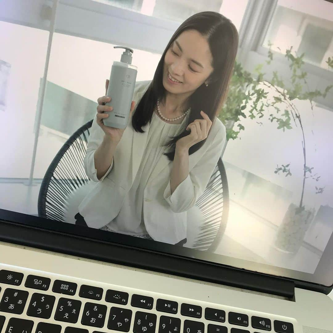 小西さやかさんのインスタグラム写真 - (小西さやかInstagram)「先日は、off&relax のヘアケア取材でした！ なんか、この写真みたら、自分で言うのもなんですが、大分痩せてますね、、、。出産前より痩せました。 . 保育園のお迎えのギリギリまで仕事をして家に帰って子供のご飯とお風呂に入れて、寝かせつけ。鼻水でてたらこまめに吸引して、そこから洗濯や洗い物に保育園の荷物の準備、子供の離乳食作り置きとかしてると、気づいたら自分の夜ご飯食べずにバタンと寝てた、、、。 みたいな感じで夜ご飯食べるのを忘れてる日が続いてしまい、、、。 . 最近、コープデリでミールキットさえ後追いする子供をほっておくのが可哀想で作るハードルが高くなり、お惣菜を注文することにして、なんとかご飯を確保できるようになりました。 . 来週からはいよいよ一歳を過ぎたので断乳することにしました。添い乳で夜泣きを乗り越えていたのに、断乳したら夜泣きにどうやって対応したらいいのか？睡眠もとれなくなったらどうしようかとすでに恐怖です！ . みなさんはどうやって断乳、乗り越えました？！ . #子育て#子育てママ#子育てママとつながりたい #子育て奮闘中 #子育ての悩み #ヘアケア#ノンシリコンシャンプー #ノンシリコン#オフアンドリラックス #撮影#痩せました#体重#コープデリ#ミールキット#香りがいいシャンプー #香りがいい」12月8日 22時09分 - cosmeconcierge