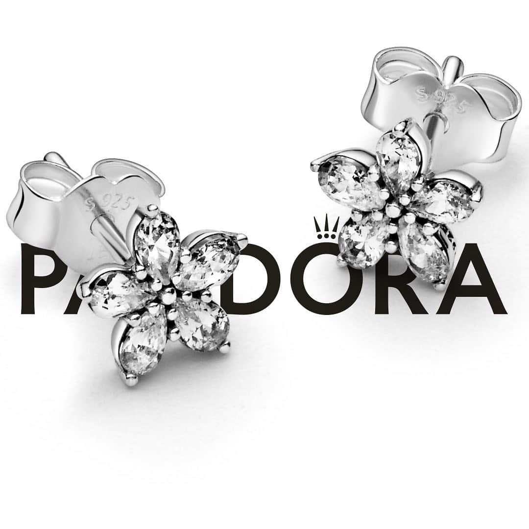 PANDORAさんのインスタグラム写真 - (PANDORAInstagram)「Let it snow wherever you go with these snowflake-shaped studs and add a little sparkle to your holiday outfit. ❄️  #PandoraEarrings #SomethingAboutYou #PandoraGift」12月8日 22時11分 - theofficialpandora