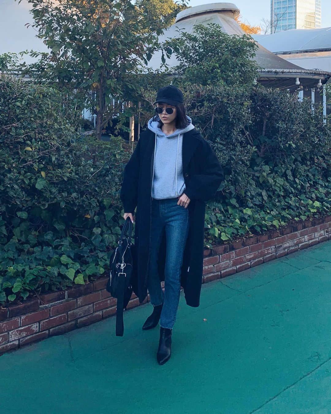 ALISA MATSUMURAのインスタグラム：「Style:) keep it simple…😎 . 久々にdenim👖✨ 履きやすくて本当おすすめです👍 . 昨日で　@RULAH_official が 2周年を迎えることができました🍾 今日からanniversaryフェアもスタート してます🙇‍♀️❤️ 昨日のストーリーで 本当におめでとうのメッセージ たくさんありがとうございました😭❤️ （久々の方もたくさんうれしかった✨） これからもファッションを 一緒に楽しんでもらえるよな RULAHにしていたいと思います😌 . そして @salon.by.me_eyelash で まつげのメンテナンス👀✨ わたしはしっかり奥二重なので 量は多く付けてもらってるのですが 目を開けた時にしっかり見える （奥二重は目を開けるとアイメイクすら見えないので😇） 長さと太さのバランスを　@___tommychan___ が うまく付けてくれています👍 ありがとう🎀 . はぁー💛💚🖤 本当に今の環境に出会えたことに 感謝です❤️ これからも頑張るっ🤲 . お疲れさまでしたー☕️♫ . #RULAHコーデ#RULAH_official#デニム#デニムがすき#ストレート#ロングコート#フーディー#カジュアル#カジュアルコーデ#まつげ#マツエク#eyelash#す」