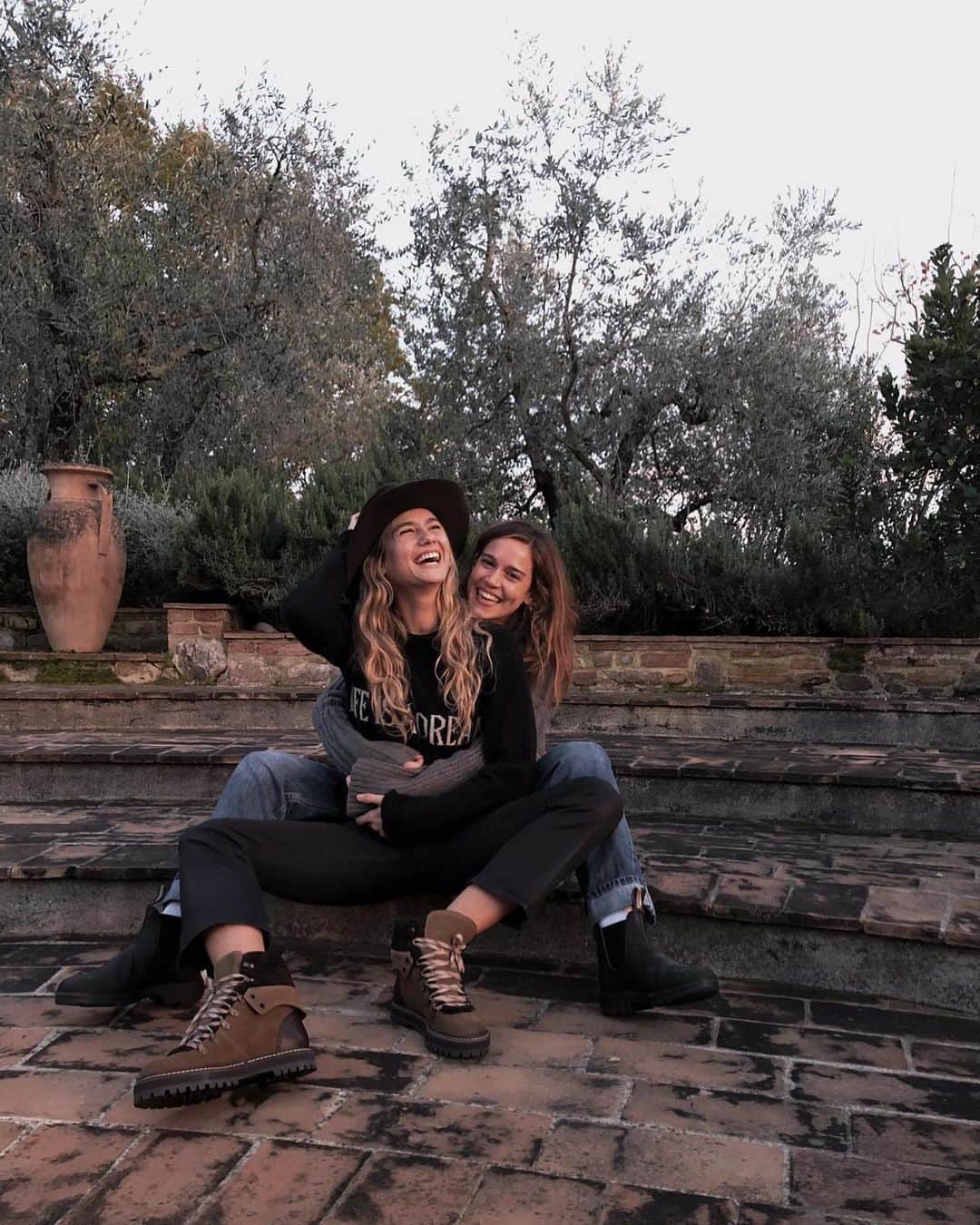 マチルダ・ルッツのインスタグラム：「Feeling blessed I get to spend this difficult moment with you @cristina__marino #wewillhugagain #torneremoadabbracciarci」