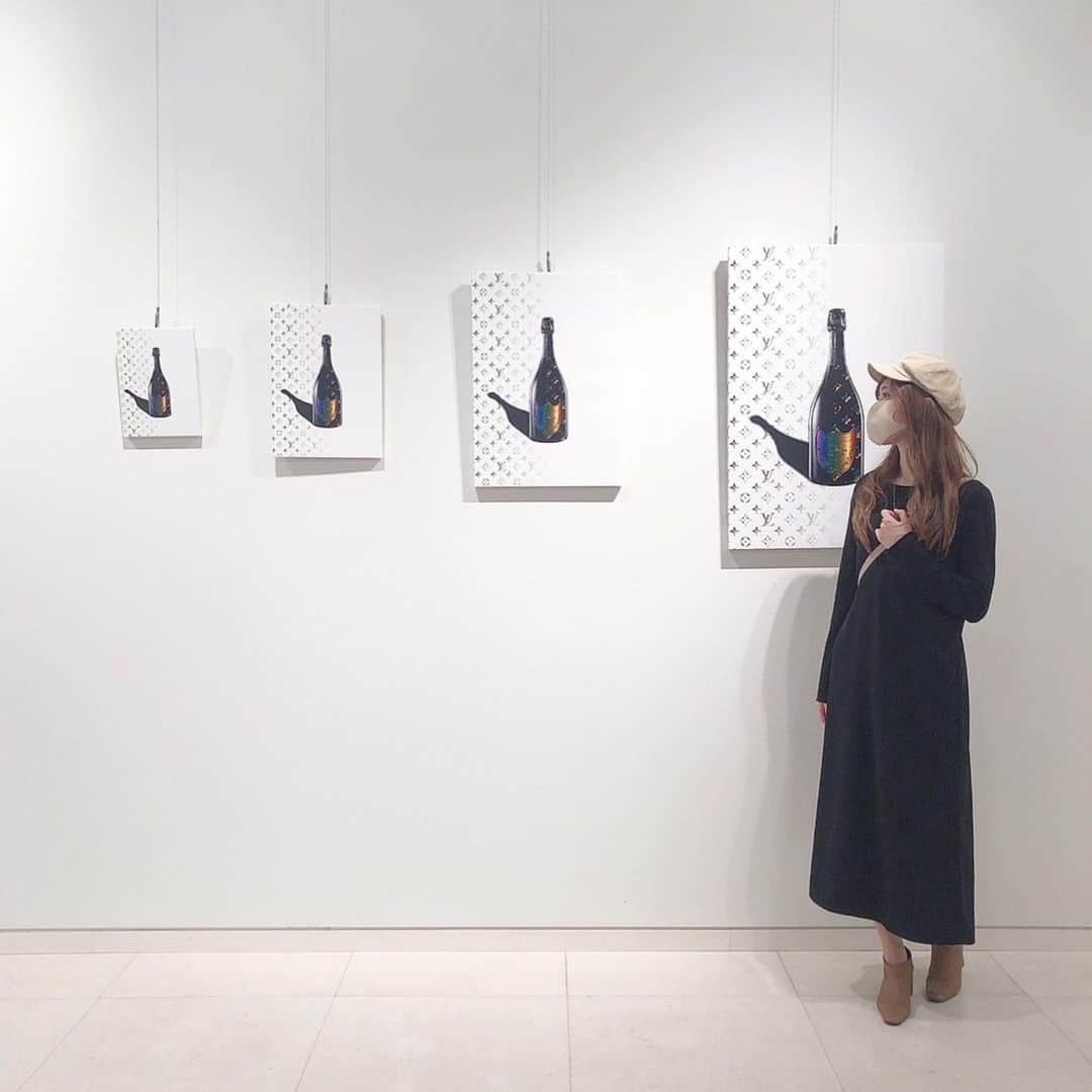 菊池かなこのインスタグラム：「. 先日 @artrex_official の展示会へ🎨 可愛いアートがたくさんでわくわく✨ . お部屋がごちゃごちゃするのはあまり好きじゃないけど、 シンプルなアートを少しだけ飾るのは好き🖼 . 香水のボトルのアートをお持ち帰りしたので飾ってます✨ .  クーポンコード【AX10C】で 10%オフになります☺︎ . . ୨୧┈┈┈┈┈┈┈┈┈┈┈┈┈┈┈┈┈୨୧ @artrex_official #アートレクス　#artrex」