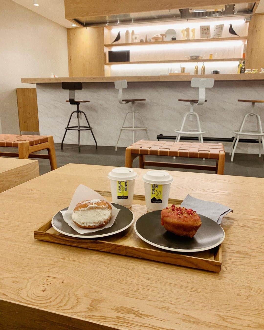 MEGのインスタグラム：「𝙋𝙧𝙚𝙩𝙩𝙮 𝙜𝙤𝙤𝙙 𝙘𝙤𝙛𝙛𝙚𝙚 & 𝙙𝙤𝙣𝙪𝙩 🍩 ㅤㅤㅤㅤㅤㅤㅤㅤㅤㅤㅤㅤㅤ ザクザクドーナツおいっしい。 オープンしたてだったから、この時誰もいなかったけど、混んでほしくないカフェ第一位。☕️  #prettygoodcoffeedonut #浅草カフェ #蔵前カフェ #カフェ巡り #ドーナツ #カフェラテ」