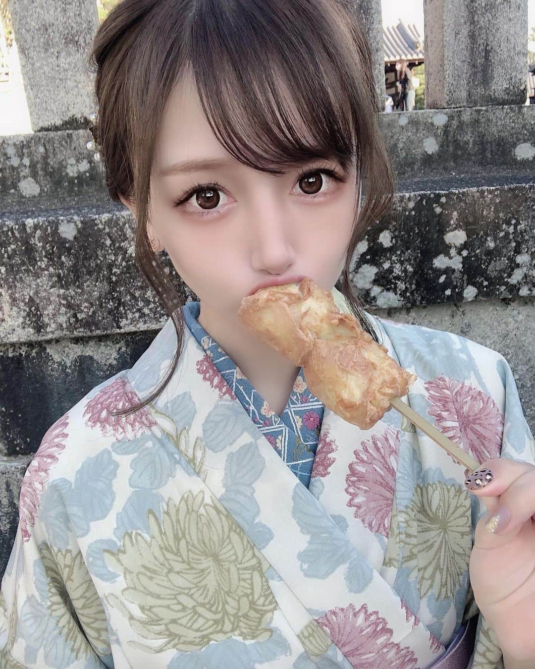yuu__aaaのインスタグラム：「. . 載せ忘れ🥲❤︎ 湯葉チーズたべてる🧀 . . #京都#kyoto #kyotojapan #着物#浴衣#japan#japanesegirl #japanesefood」