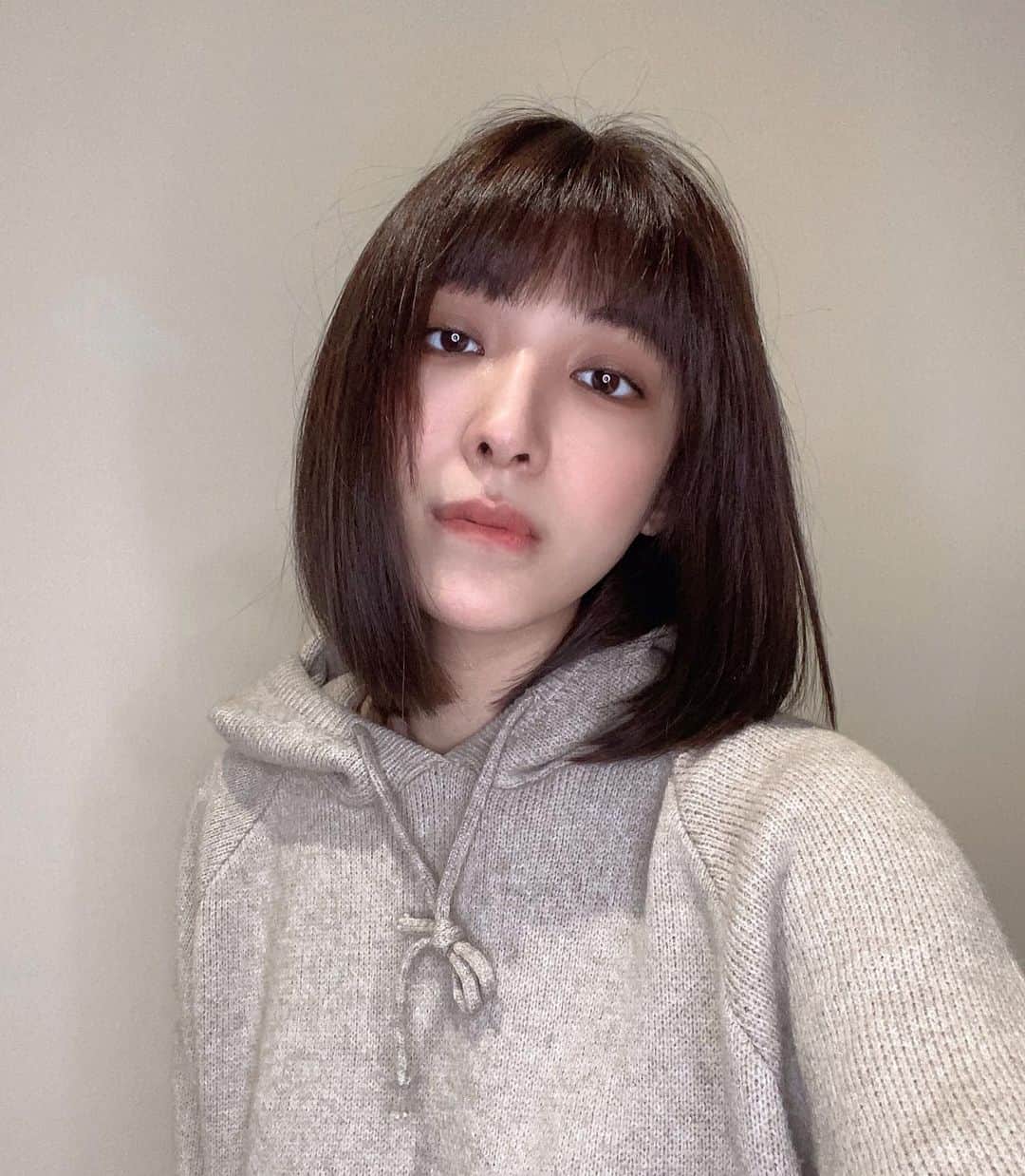 特蕾沙（Teresa）のインスタグラム：「說說怎麼視覺-5歲？  先找一個夠瞭解你的設計師  1.剪修飾你臉型的髮型 2.染符合你膚色的髮色 然後 3.下載美顏相機  回春三步驟；人人都可以  ？   @vila129 小巨人讚啦  #迷你設計師vila」