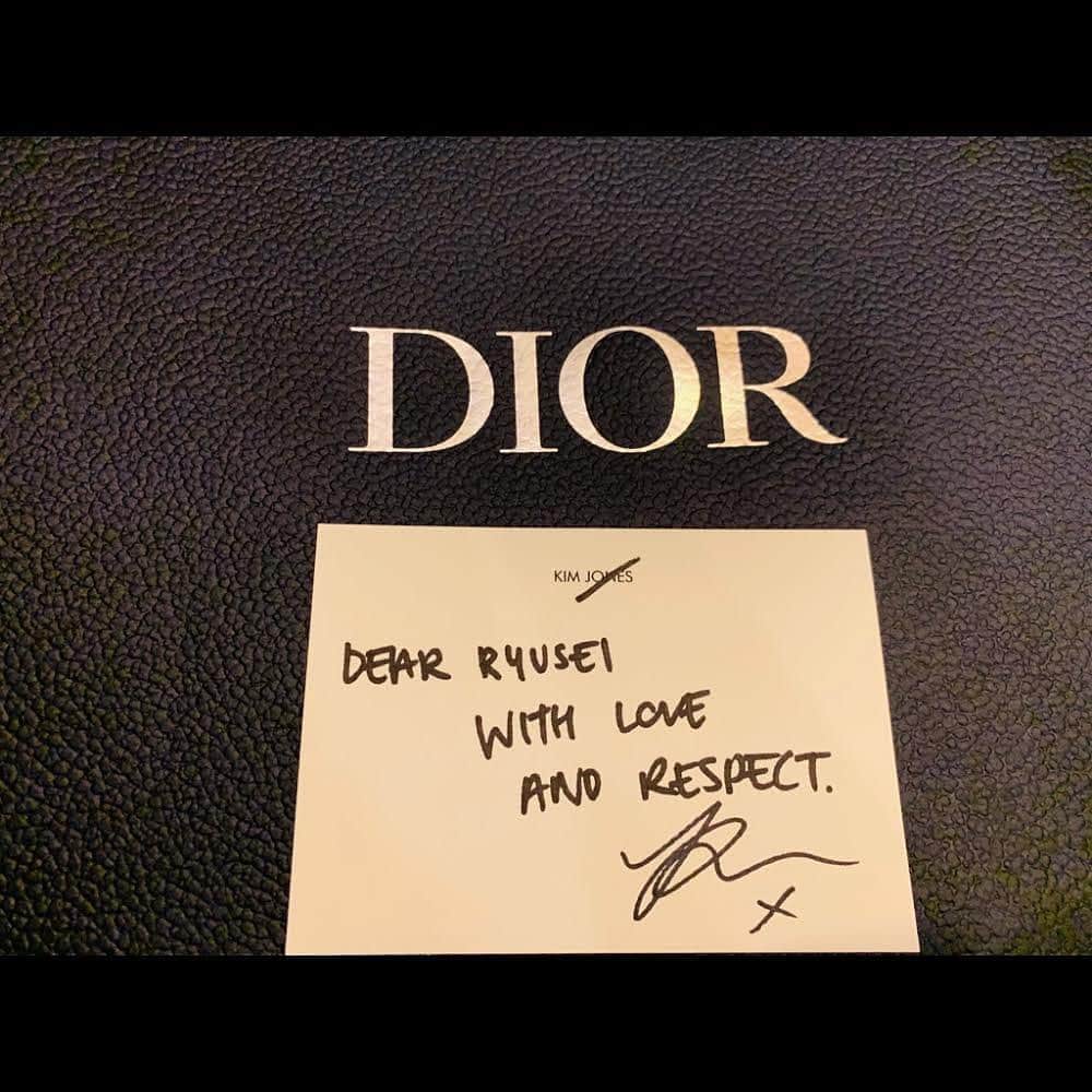 横浜流星さんのインスタグラム写真 - (横浜流星Instagram)「Dior Fall 2021 Men’s Collection  #DIOR #新作を一足先に着ました。 #遊び心があって可愛いデザイン #kimjones さんから #素敵なお手紙を頂きました。 #ありがとうございます！ #DiorMenFall @dior  @MrKimJones」12月8日 22時19分 - ryuseiyokohama_official