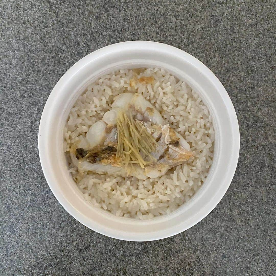 後藤正文さんのインスタグラム写真 - (後藤正文Instagram)「甘鯛の釜飯  米1合 甘鯛 生姜  出汁 180cc 醤油 少々 塩 小さじ1/2  甘鯛の切り身に塩を振って冷蔵庫で放置した後、フライパンで両面を焼いてから出汁で炊いた。新しい釜（土鍋とも言う）になってから、はっきりとお米が美味しく炊けている。甘鯛がむちゃくちゃ美味しいということを差し引いても、パ・リーグとセ・リーグくらい違う。味だけなら店で出せる。99点。  #空前の自作釜飯ブーム #非モテ飯 #season5 #のはら農研塾 #100杯目にどうなってるかわからない釜飯」12月8日 22時21分 - gotch_akg