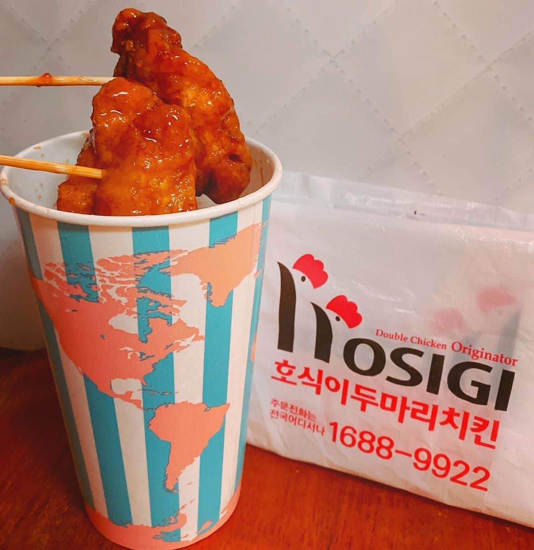 Erenaさんのインスタグラム写真 - (ErenaInstagram)「🇰🇷ﾎｼｷﾞﾀﾞﾌﾞﾙﾁｷﾝ 호식이두마리치킨🇰🇷 I ate Korean fried chicken. Delicious. . 今日は韓国の唐揚げが食べたくて…🍖🍗🤤 ハニーガーリックにしたよ🧄🍯 . #호식이두마리치킨#ホシギダブルチキン#チキン#ハニーガーリック#蜂蜜#chicken#tokyo#新大久保#韓国#Korea#honey#garlic」12月8日 22時21分 - o1.erena.1o_