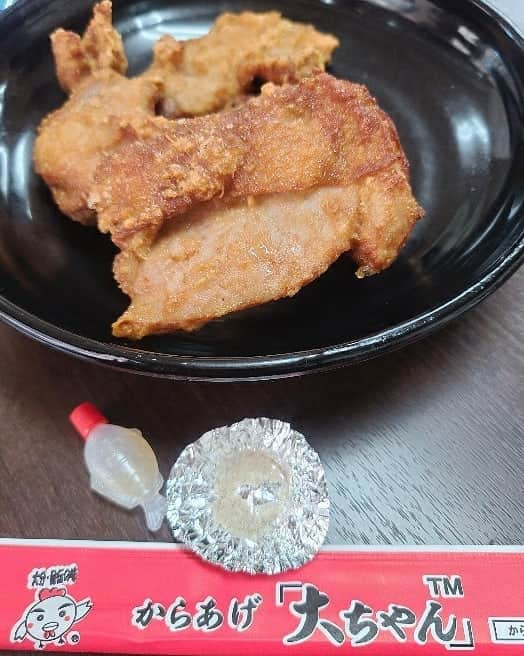 神取忍さんのインスタグラム写真 - (神取忍Instagram)「横浜の『からあげ｢大ちゃん｣』 に行って来ましたー! 美味しかったなぁー(^^) ここの｢からあげ｣はたくさんの人に 美味しい｢からあげ｣を 食べてもらう為に、 凄くこだわりがあるんだって、 大分の ｢かぼす｣を付けると更に美味しかったなぁー(^^) 醤油味、塩しょうが味、粒こしょう味 食べたから 次はガーリック醤油味食べようー! 今日は久しぶりにお友達と会えたし、 美味しいからあげを食べて楽しかったなぁ! #からあげ #からあげ大ちゃん #こだわり #かぼす #神取忍」12月8日 22時31分 - shinobukandori