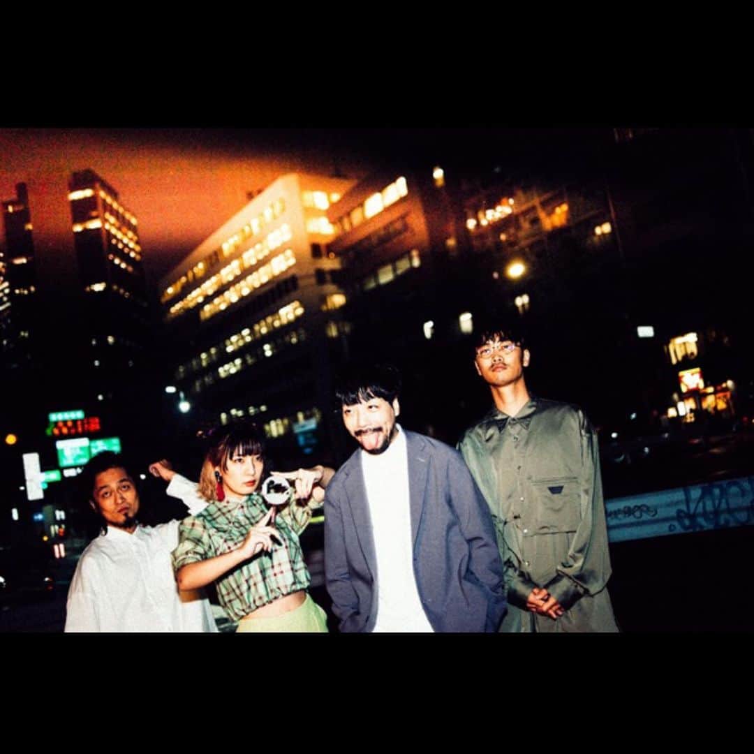 ひらさわあくびのインスタグラム：「Mikiki 撮影📷 インタビュアー酒井さん×カメラマンTarumiさんペアとは2年前のMikiki取材で井の頭動物公園でのんびり取材ぶりでした🐘🎡 記事も公開されてるのでぜひ🌟  #ニガミ17才 #mikiki  photo by @kanatarumi」