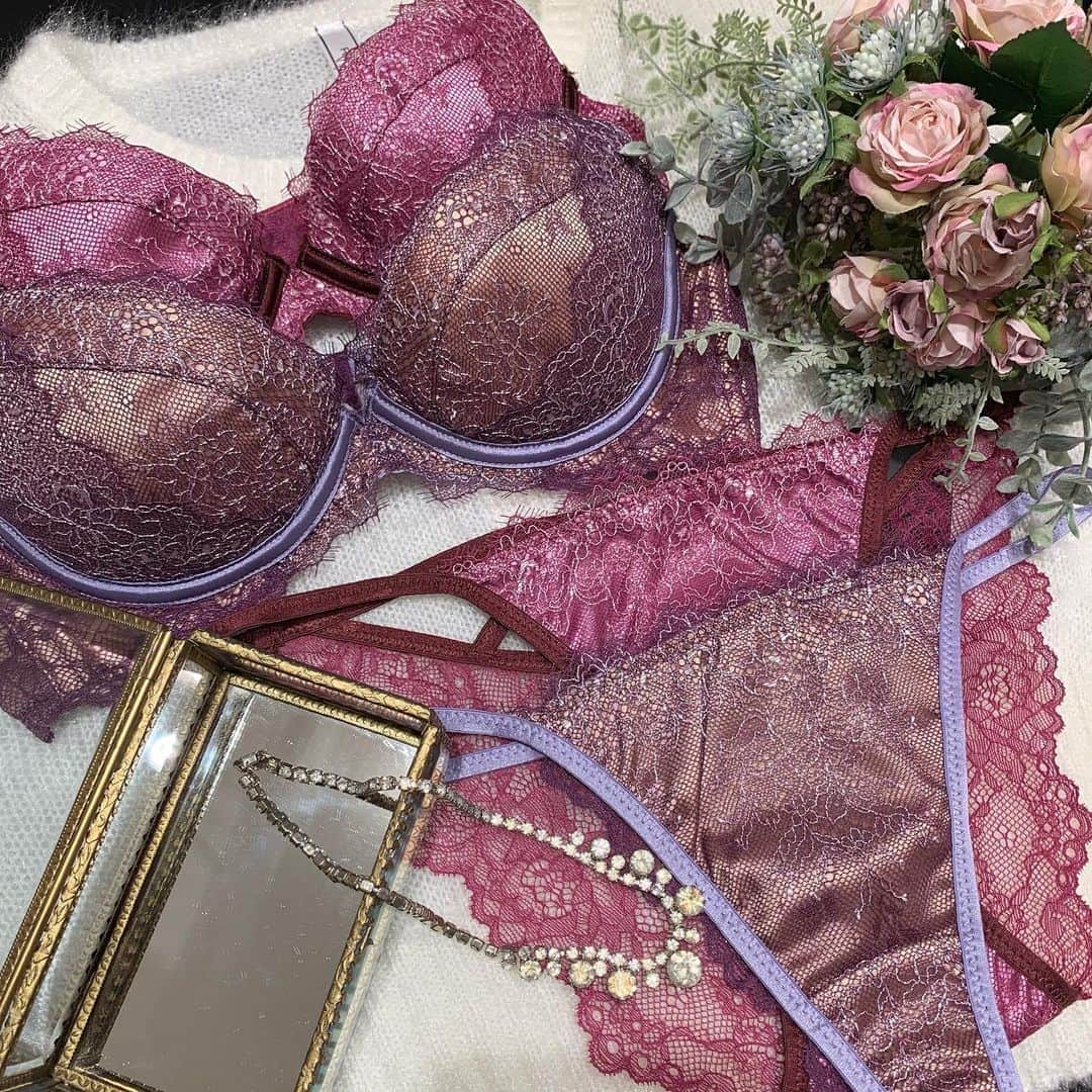 Ravijour札幌4丁目プラザ店のインスタグラム：「人気の脇高シリーズ❤️  ニュアンスカラーの配色が 遊び心とトレンド感満載✨  詳細はブログ更新してます🥰  #ravijour  #ravijourstaff  #ravijour_official  #ravijoursapporo  #ラヴィジュール」