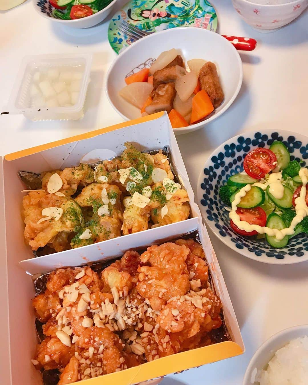 DJ MIYAさんのインスタグラム写真 - (DJ MIYAInstagram)「やっほーん❤️今日は、韓国のチキンで話題のCRISPY CHICKEN n' TOMATO 横浜西口店さんの絶品グルメー❤️❤️  @crispychicken_tomato を持ち帰りしましたぁ💗 初のヤンニョムチキンにテンション上がる♪↑↑  店内は、日本酒も楽しめる居酒屋さん♪🏮 チキンはeat in or to go both possibly.  ヤンニョムと、ハニーバターチキン🍯🍯のHalf&halfにしてもらいましたぁ❤️  スゴォーイ！！！❤️できたての甘辛の香りがもうすでに幸せーぇ💗チキンを口に入れると驚くほどに柔らかくて、ジューシー！！(^ ^)  ◉ヤンニョムチキン、これはまるのわかりますねー♪濃厚ーなねっとり甘辛ソースにピーナツがアクセントとなっていて、チキンが美味しい！！！＾＾❤️  ◉ハニーバターチキン、これ病みつきになりそーぉ💗美味しーいの！！❤️  黄金という、レギュラーなものもほんとに美味しくてびっくり‼️だょぉ❤️❤️  ◉チキンム 韓国の大根のお漬物なのー！❤️ これが、ヤンニョムとぴったりでおすすめだよーぉ♪  店員さんが、とっても可愛くて優しかったよーぉぉ(o^^o)  持ち帰り用の、このニワトリさんのbagが可愛すぎてツボ💗きゅんきゅん❤️🐔🐓  持ち帰りも、店内で食べることもできるのでぜひ行ってみてね♪♪🌈  ごちそうさまでぇーす♪(^○^)❤️  #cct #cct横浜西口店 #cctフォト #クリスピーチキンアンドトマト #クリスピーチキン #ヤンニョムチキン #韓国チキン #pr #トリドリベース #グルメ #グルメ好き #グルメ女子 #グルメ大好き #グルメブロガー #旅ブロガー #旅インフルエンサー #おうち時間　#旅好き女子 #韓国グルメ #koreanfood #ヤンニョム #韓国好き #横浜グルメ #横浜駅 #横浜西口 #yokohama #今日のコーデ #今日のメイク　 #インスタグラマー #インフルエンサー」12月8日 22時26分 - dj_miya