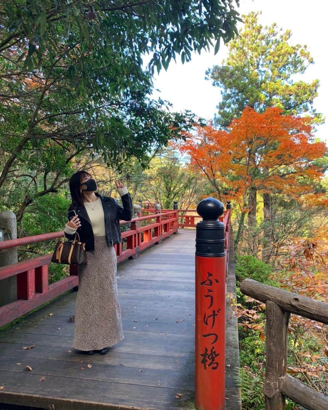 大関れいかのインスタグラム：「. この前の紅葉終わりかけ🍁 ここめっちゃ良かった。 寺とか神社とかめっちゃ好き🙃 石川県また行きたいな〜 #那谷寺」
