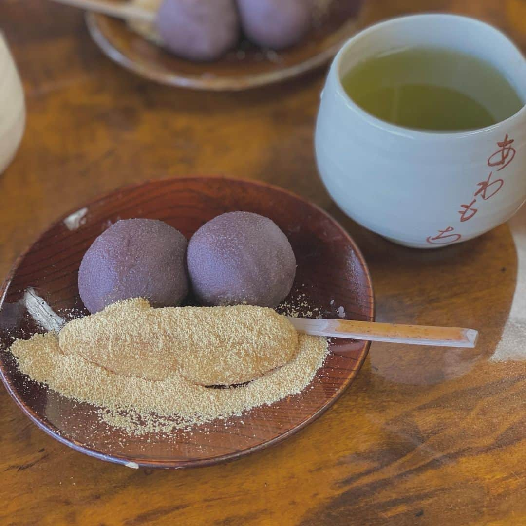 uinoloscaさんのインスタグラム写真 - (uinoloscaInstagram)「出来立てを🍡 お茶菓子食べ、お昼におうどん食べたのに、ぺろりと食べれるくらい美味🥺 ・ ・ ・ #粟餅所澤屋#京都グルメ#和菓子好き#和菓子屋#京都和菓子#団子好き」12月8日 22時29分 - uinolosca