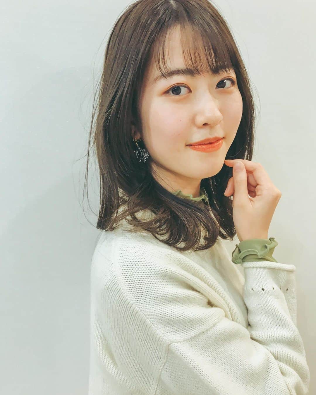 関根真優のインスタグラム：「美容院に行ってきました🕊 何もかも素敵な空間で癒されました🤍  いい意味で変わったねって言って貰えたのも凄く嬉しかった、、😍 いつもお世話になってます🥺✨」