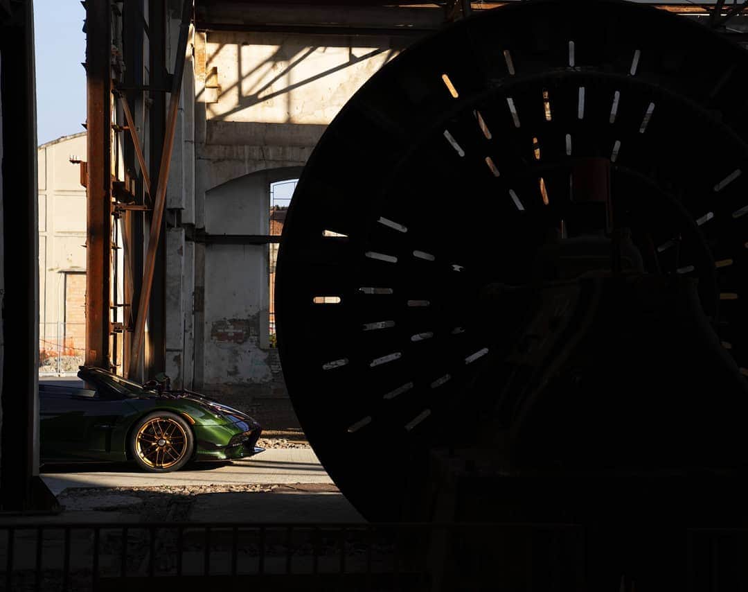 パガーニ・アウトモビリのインスタグラム：「The ideal setting for this specimen of Roadster BC.  It was once a key piece in the Italian industry, today the @parco_innovazione is a prime example of urban regeneration, but also an open air gallery to see some amazing works of street art and land art.   #pagani #huayra #roadaterbc #ParcoInnovazione」