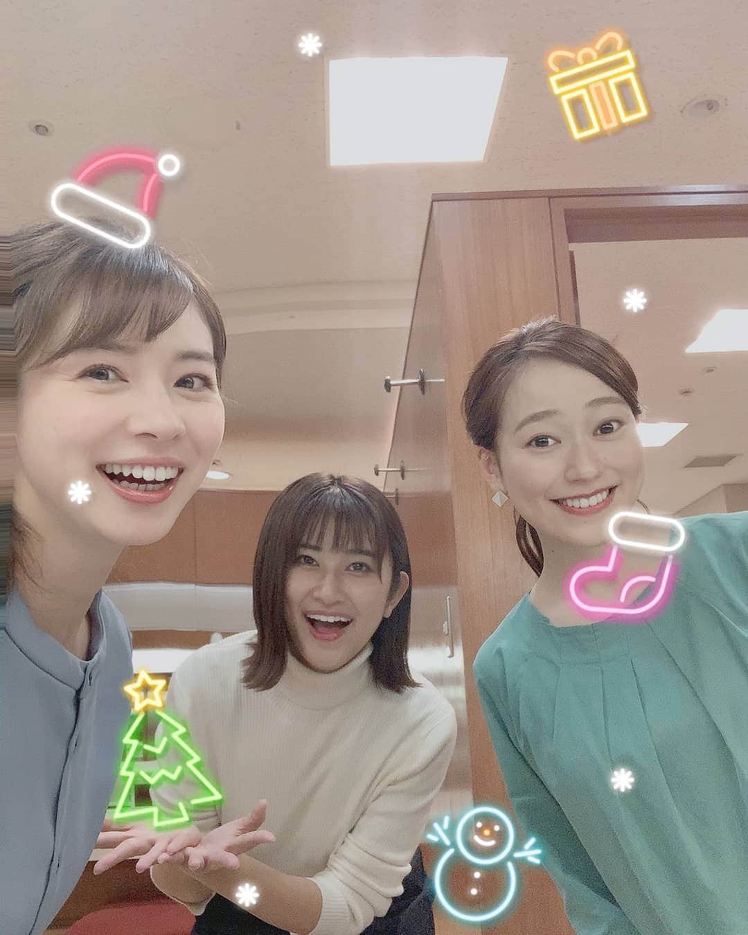 TBS「はやドキ！」のインスタグラム：「クリスマスの飾りや小物が大好きなのです🎄✨﻿ 写真アプリもクリスマス仕様です🎅﻿ ﻿ ﻿ 今週も﻿ はやドキ観てくださいね～☺️﻿ ﻿ ﻿ ※写真を撮るときはマスクを外しています。﻿ ﻿ ﻿ 皆川﻿ ﻿ ﻿ #クリスマス﻿ #金井憧れ﻿ #皆川玲奈﻿ #アナウンサー﻿ #よなおまほ﻿ #與猶茉穂﻿ #気象予報士﻿ #はやドキ﻿ #tbs」