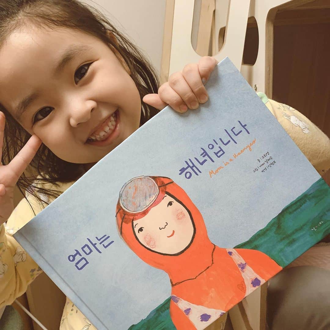 イ・ユンジのインスタグラム：「네가 오래전에 라니에게 선물했던 책을 어제 처음 라니에게 읽어주었다. #스폰지밥이모고마워요 겨우,끝까지 읽어내었다. 잘지내지.」