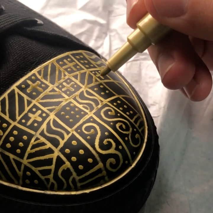 Seb Lesterのインスタグラム：「Custom sneakers! ✍️🙂👟#ad #wow #PilotPintor #Sneakers #PintorMarkers #PintorDIY #Lettering #PilotPen #PilotPens」