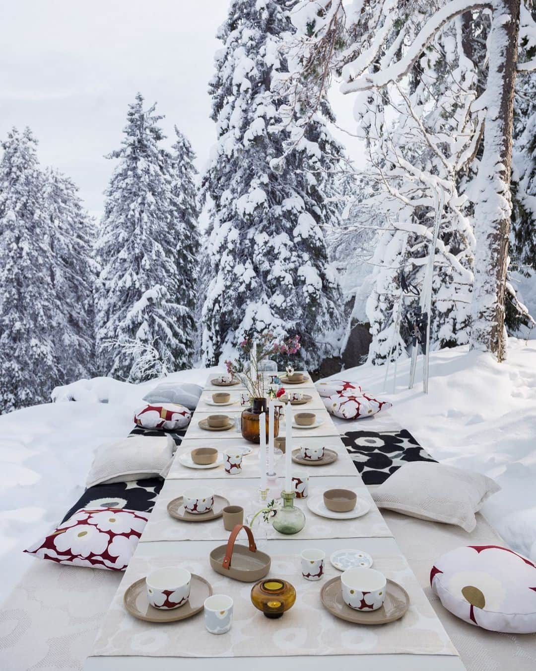 マリメッコのインスタグラム：「"This year, many of us celebrate the holidays with smaller groups of family and friends than usual. For me, it becomes even more important to carefully select what’s on the table. For my festive  dinner setting, I choose the warm brown Oiva plates, beeswax candles handmade by a dear friend’s sons, in Carina’s candle holders, and the flowers are simply arranged together with blueberry twigs and small branches of juniper gathered from the forest behind our family’s cottage." – Sami Ruotsalainen, Senior Designer ⠀⠀⠀⠀⠀⠀⠀⠀⠀ For more table setting ideas and inspiration, head over to marimekko.com. #marimekko」