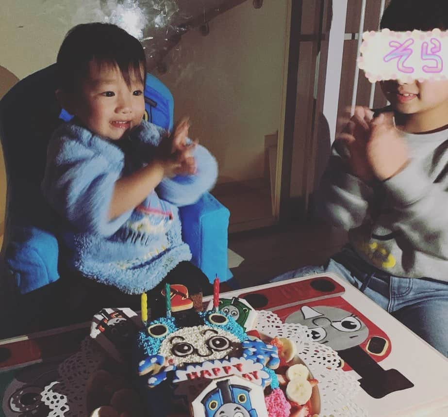 杉浦太陽さんのインスタグラム写真 - (杉浦太陽Instagram)「コアの誕生日はトーマス尽くし！  2歳の誕生日おめでとう！！^ - ^  これからの成長も楽しみです！！ @sugiurataiyou_official  #コア #2歳 #誕生日 #トーマス尽くし #大喜び #みんなでお祝い #おめでとう！」12月8日 22時44分 - sugiurataiyou_official