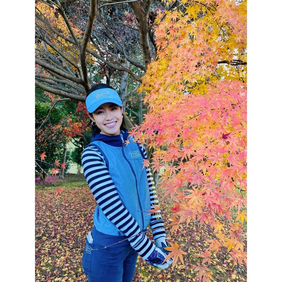 VANRIのインスタグラム：「* 紅葉とミスマッチなブルーなわたし。 #golf #紅葉 #ゴルフ #ゴルフ女子 #rosasen #ロサーセン #golfwear」