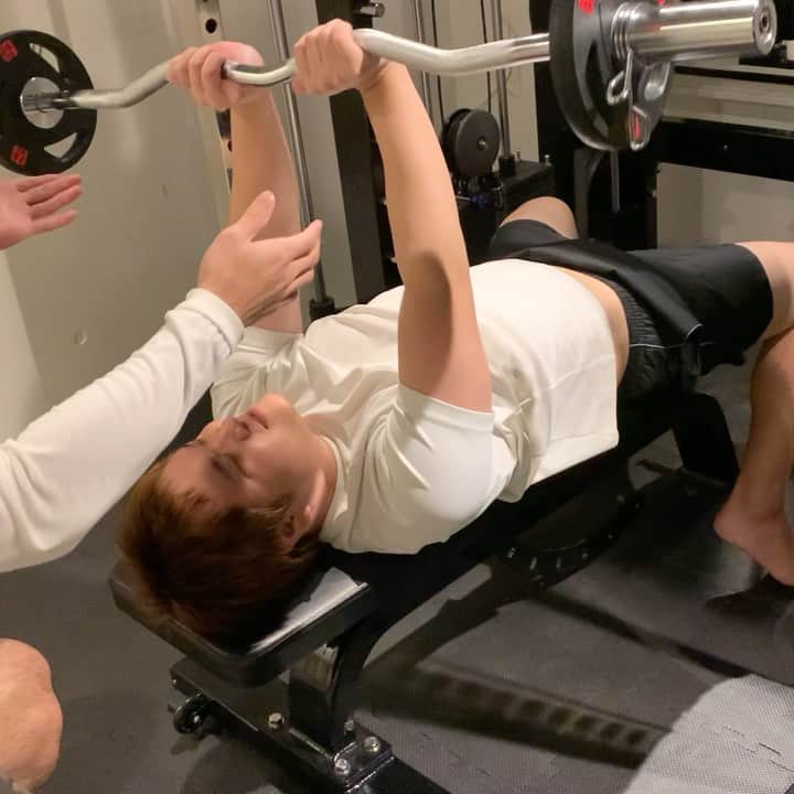トミックのインスタグラム：「おれの筋トレ💪  #トミスタj  #トミック　 #YouTuber #筋トレ #上腕三頭筋　 #誰がセックスピストルズじゃ #これキツイんよな」