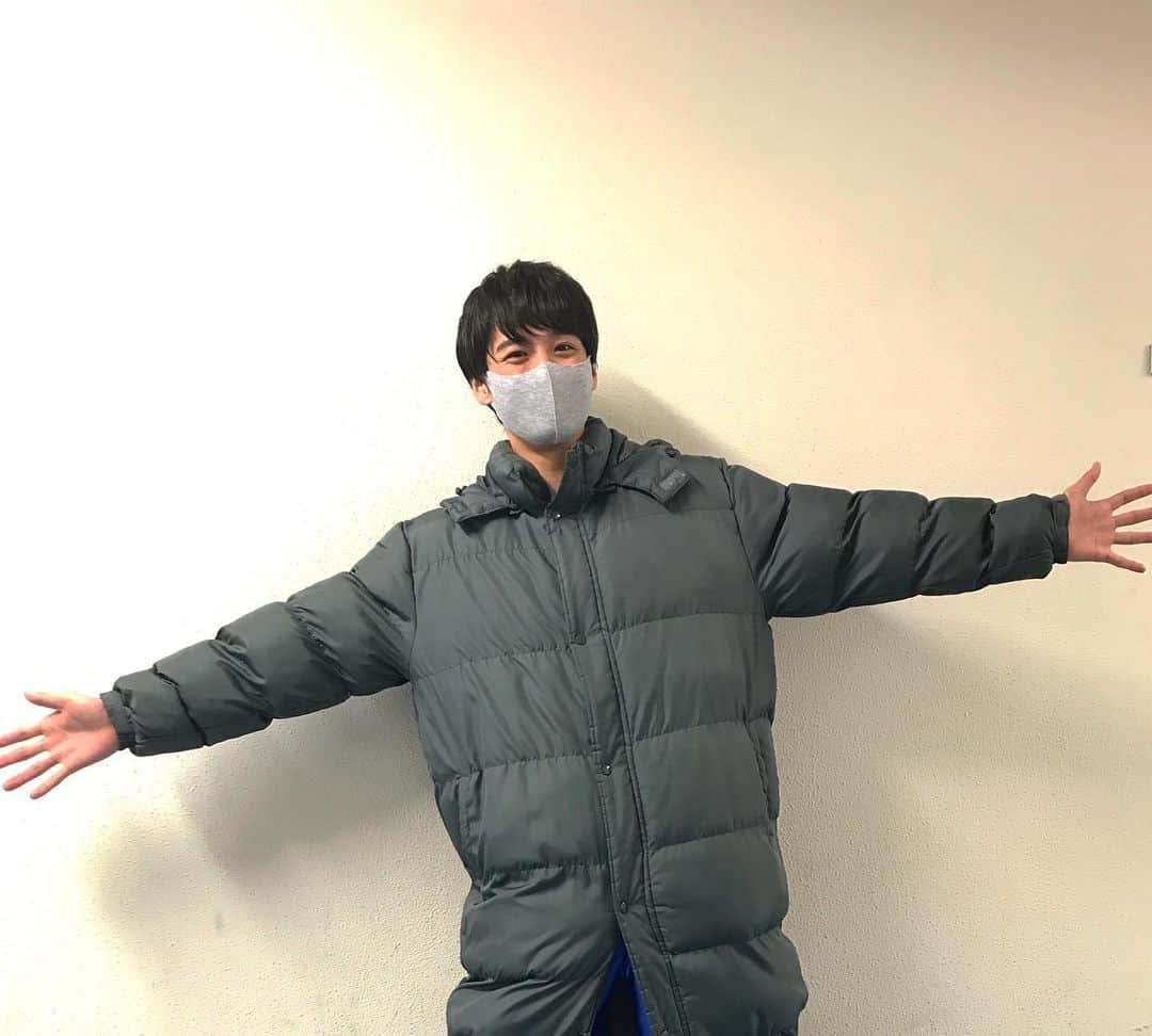 山下航平さんのインスタグラム写真 - (山下航平Instagram)「どうも、山下航平です。  本日、とある撮影をしてきました！ 情報解禁お楽しみにしていてください！！！  早く報告したいことが沢山あるので、うずうずしてます。もどかしいです。むむむ。  #ベンチコートって #ちぎりぱんに似てるよね #あの美味しいやつ #ポーズ困って両手を広げるな #コロナ気をつけようね」12月8日 22時47分 - kouhei_yamashita_official