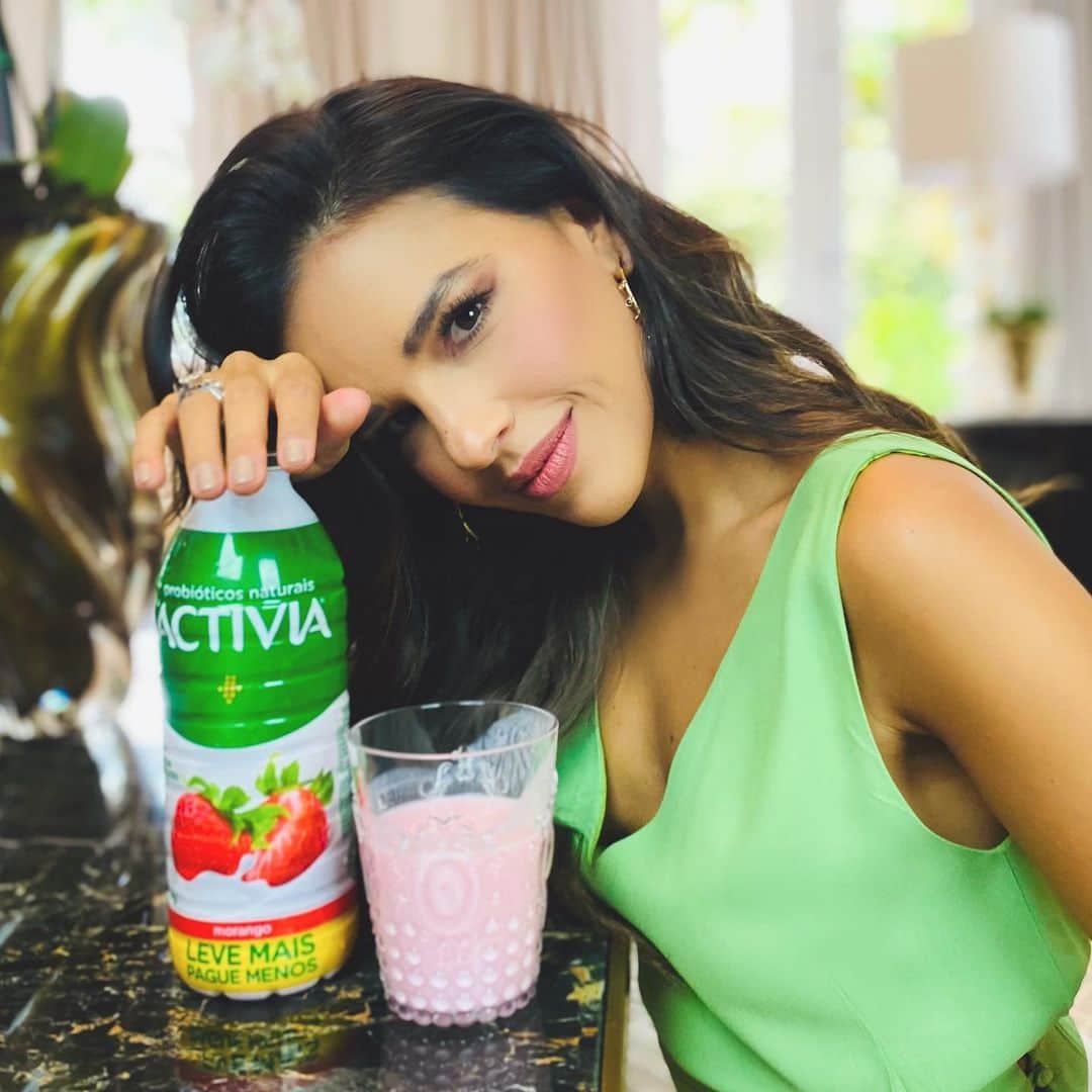 のインスタグラム：「Bom diiia! Como já comentei com vocês, eu consumo probióticos todos os dias pra cuidar do bem estar e da minha saúde digestiva! E vocês sabem, se existe forma gostosa de consumir probióticos, é com @activiabrasil. O Activia líquido sabor Morango de 1Kg é perfeito para a minha rotina, ele dura a semana inteirinha e tem bilhões de probióticos naturais, assim como todos os mais de 50 produtos de @activiabrasil. Qual o preferido de vocês?  #activese #publi」